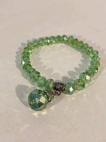 Vintage green bead stretch Bracelet Sz 7"