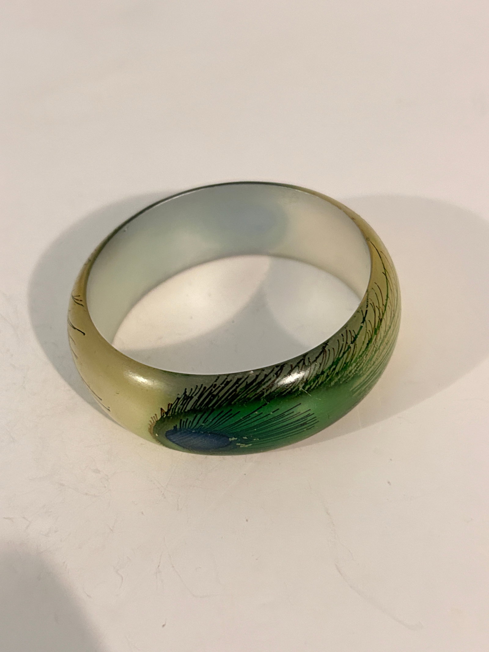 Vintage wide acrylic feather style wide Bracelet Sz 7.5": Vintage wide acrylic feather style wide Bracelet Sz 7.5" Please view all photos as they are part of the description and condition of this Item, Feel free to contact me with questions or picture reques