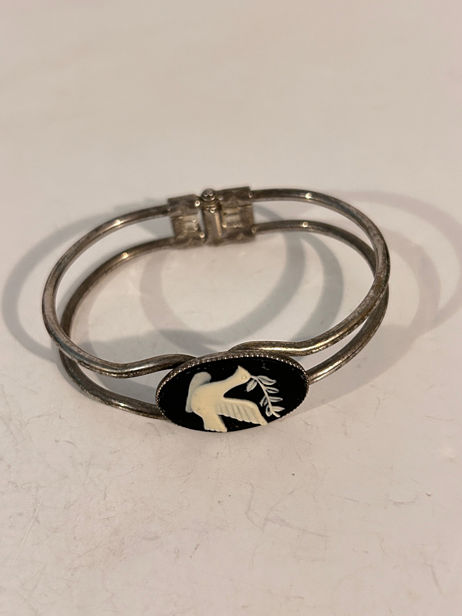 Vintage hinged dove Bracelet Sz 7": Vintage hinged dove Bracelet Sz 7" Please view all photos as they are part of the description and condition of this Item, Feel free to contact me with questions or picture requests! Used Item AS IS