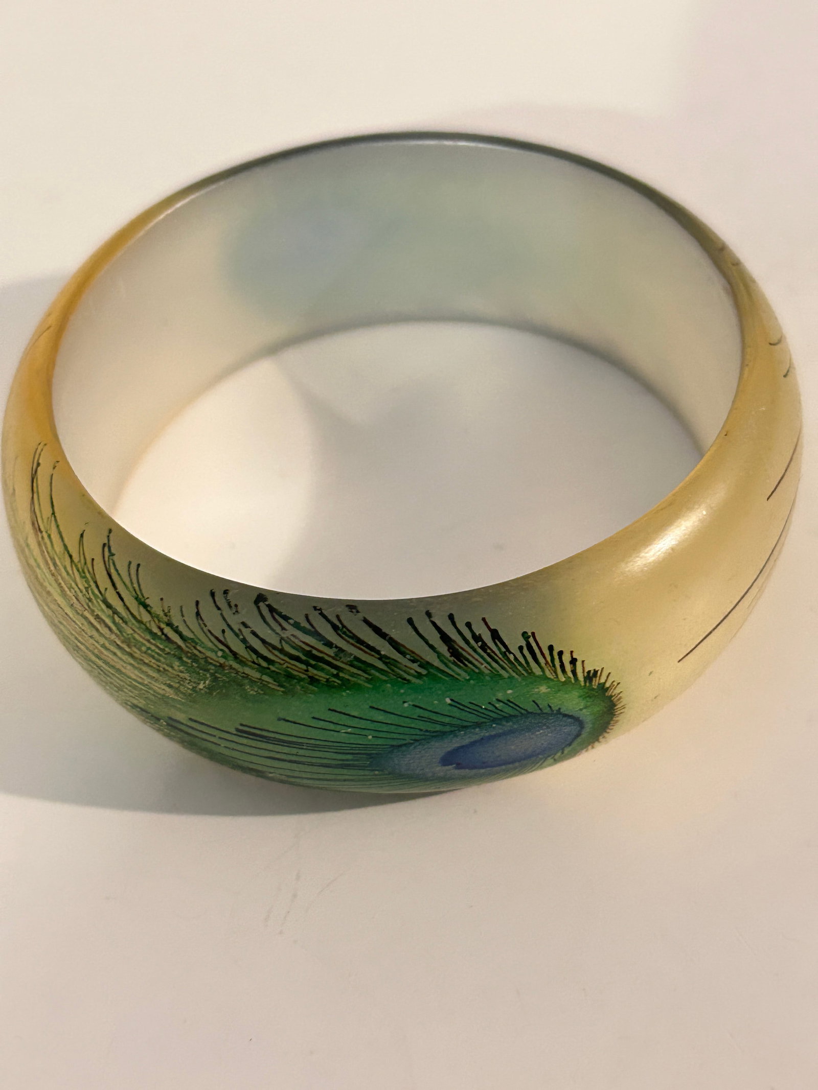 Vintage wide acrylic feather style wide Bracelet Sz 7.5": Vintage wide acrylic feather style wide Bracelet Sz 7.5" Please view all photos as they are part of the description and condition of this Item, Feel free to contact me with questions or picture reques