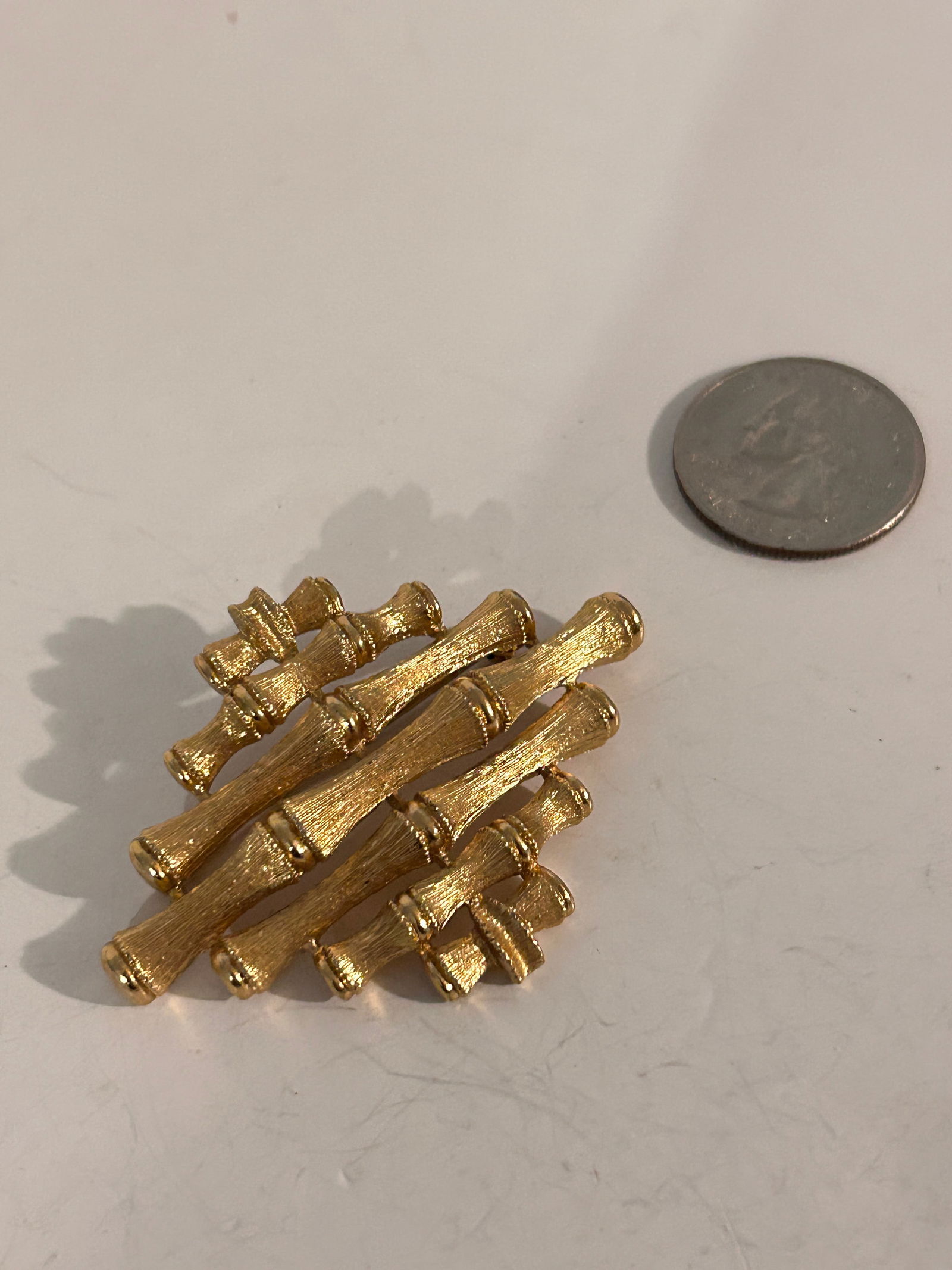 Vintage gold tone Monet Brooch: Vintage gold tone Monet Brooch Please view all photos as they are part of the description and condition of this Item, Feel free to contact me with questions or picture requests! Used Item AS IS