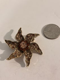 Vintage Rhinestone pretty flower Brooch