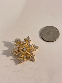 Vintage gold tone snow flake Brooch