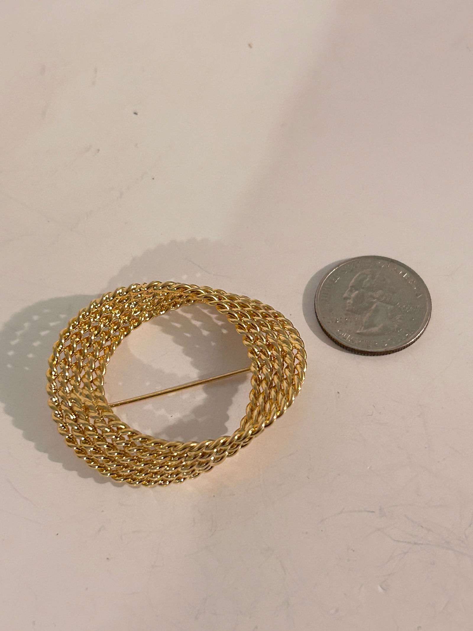 Vintage Gold tone Monet Brooch: Vintage Gold tone Monet Brooch Please view all photos as they are part of the description and condition of this Item, Feel free to contact me with questions or picture requests! Used Item AS IS