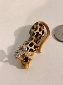 Kenneth Jay Lane KJL Brooch Gold Tone Leopard Kitty Cat Crystal Enamel 2.25
