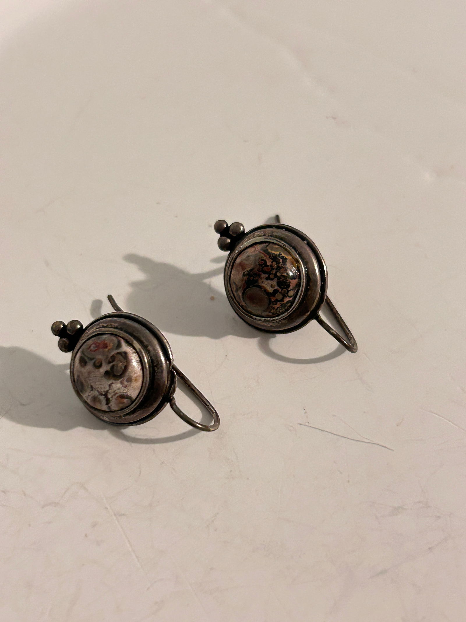 Vintage Sterling Silver Agate CW Earrings: Vintage Sterling Silver Agate CW Earrings Please view all photos as they are part of the description and condition of this Item, Feel free to contact me with questions or picture requests! Used Item A