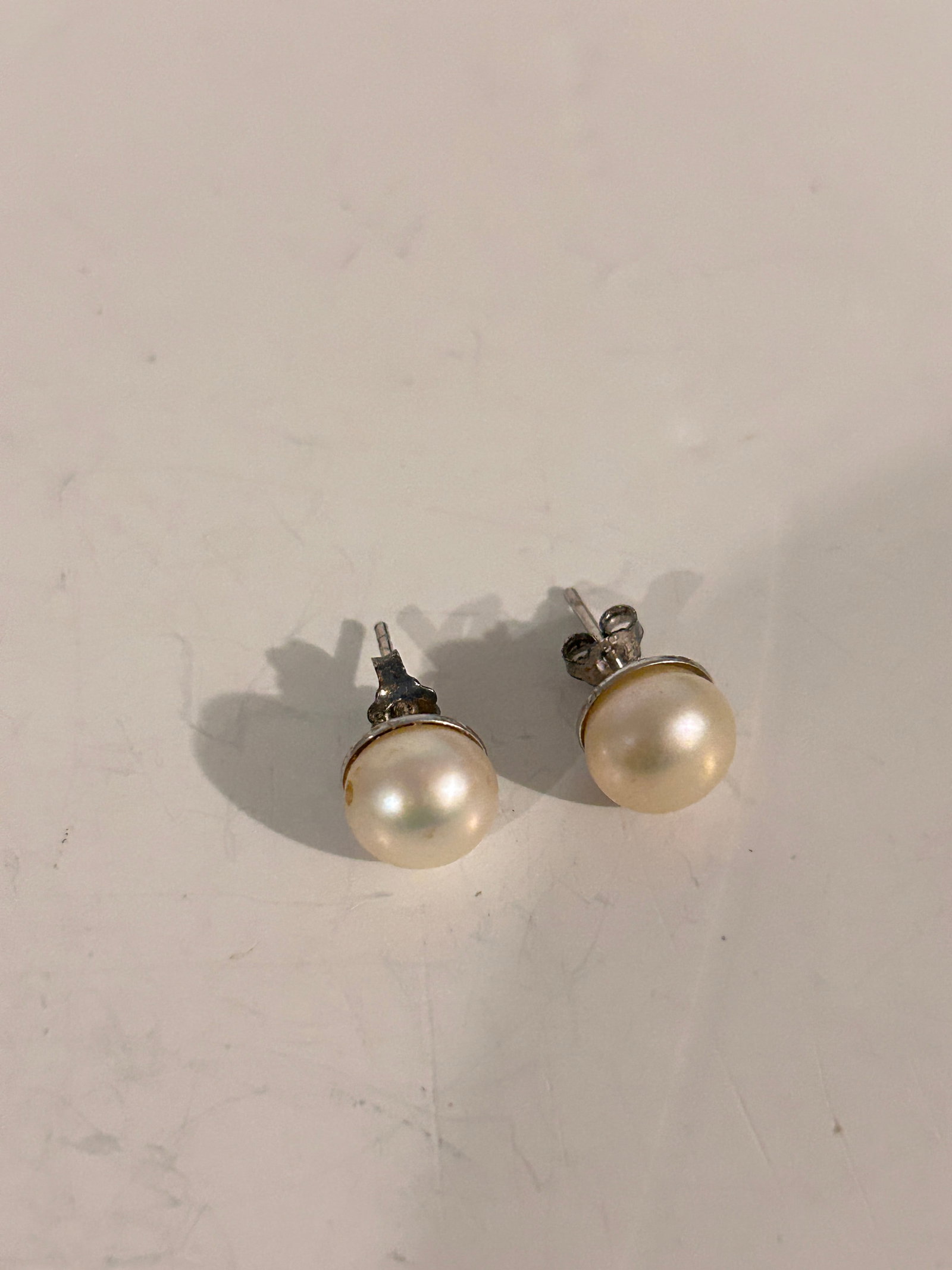 Vintage Sterling Silver Pearl post Earrings: Vintage Sterling Silver Pearl post Earrings Please view all photos as they are part of the description and condition of this Item, Feel free to contact me with questions or picture requests! Used Item