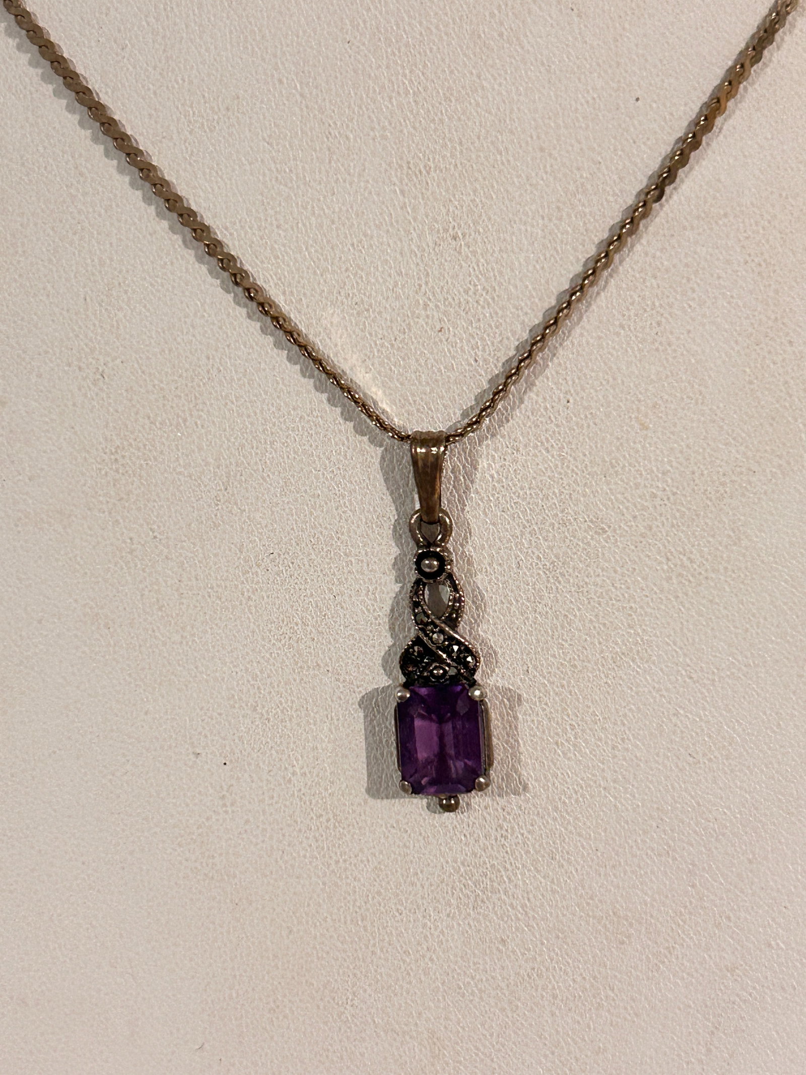Vintage Sterling Silver Amethyst pendant Necklace 15": Vintage Sterling Silver Amethyst pendant Necklace 15" Please view all photos as they are part of the description and condition of this Item, Feel free to contact me with questions or picture requests!