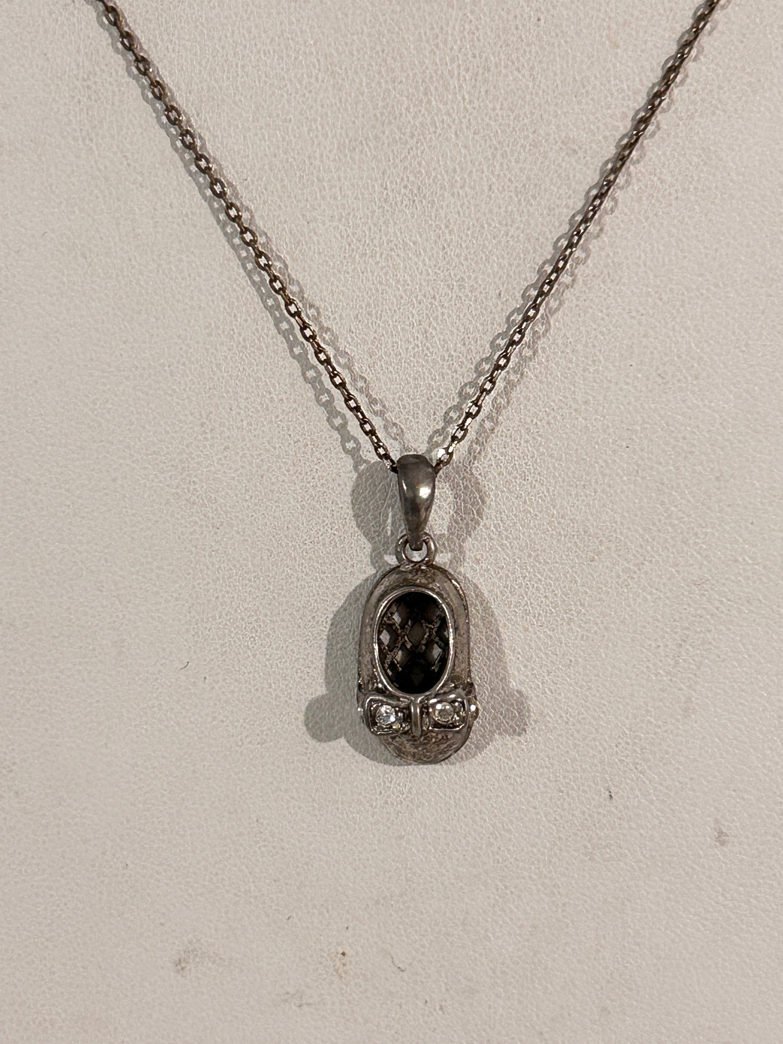 Vintage Sterling Silver shoe pendant Necklace 16": Vintage Sterling Silver shoe pendant Necklace 16" Please view all photos as they are part of the description and condition of this Item, Feel free to contact me with questions or picture requests! Use