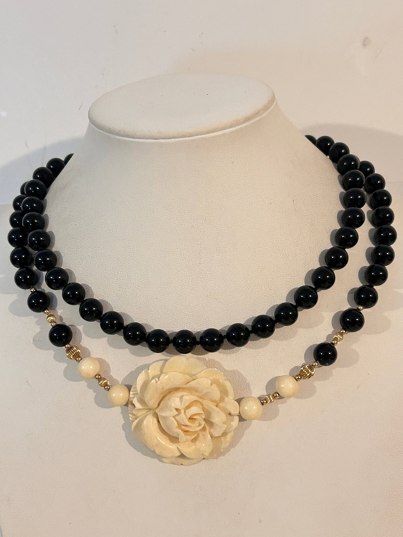 Vintage 14K Gold onyx White Acrylic Rose Necklace 35": Vintage 14K Gold onyx White Acrylic Rose Necklace 35" Please view all photos as they are part of the description and condition of this Item, Feel free to contact me with questions or picture requests!
