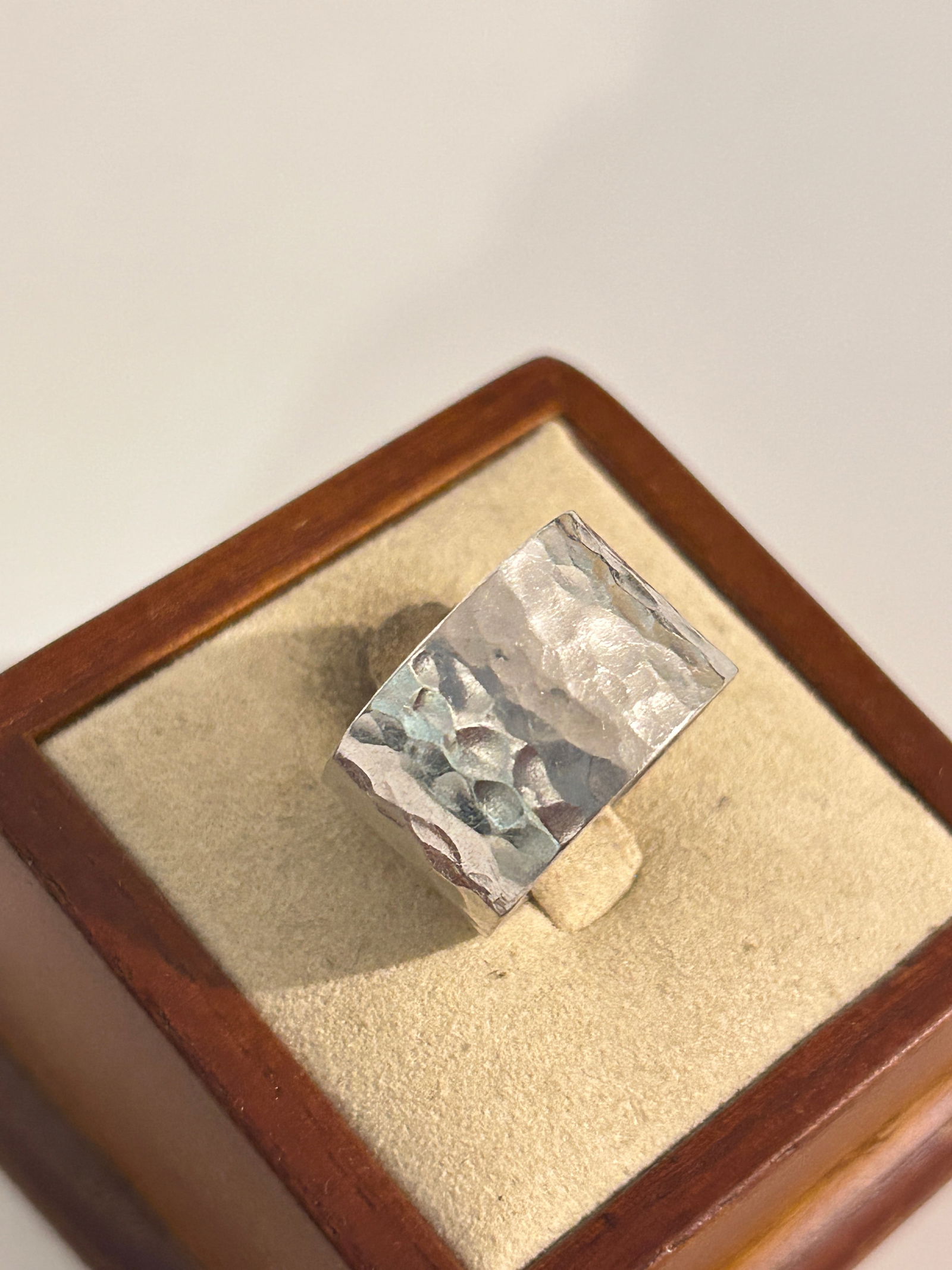 Vintage Modernist Sterling Silver hammered Ring Sz 9 (1 of 4)