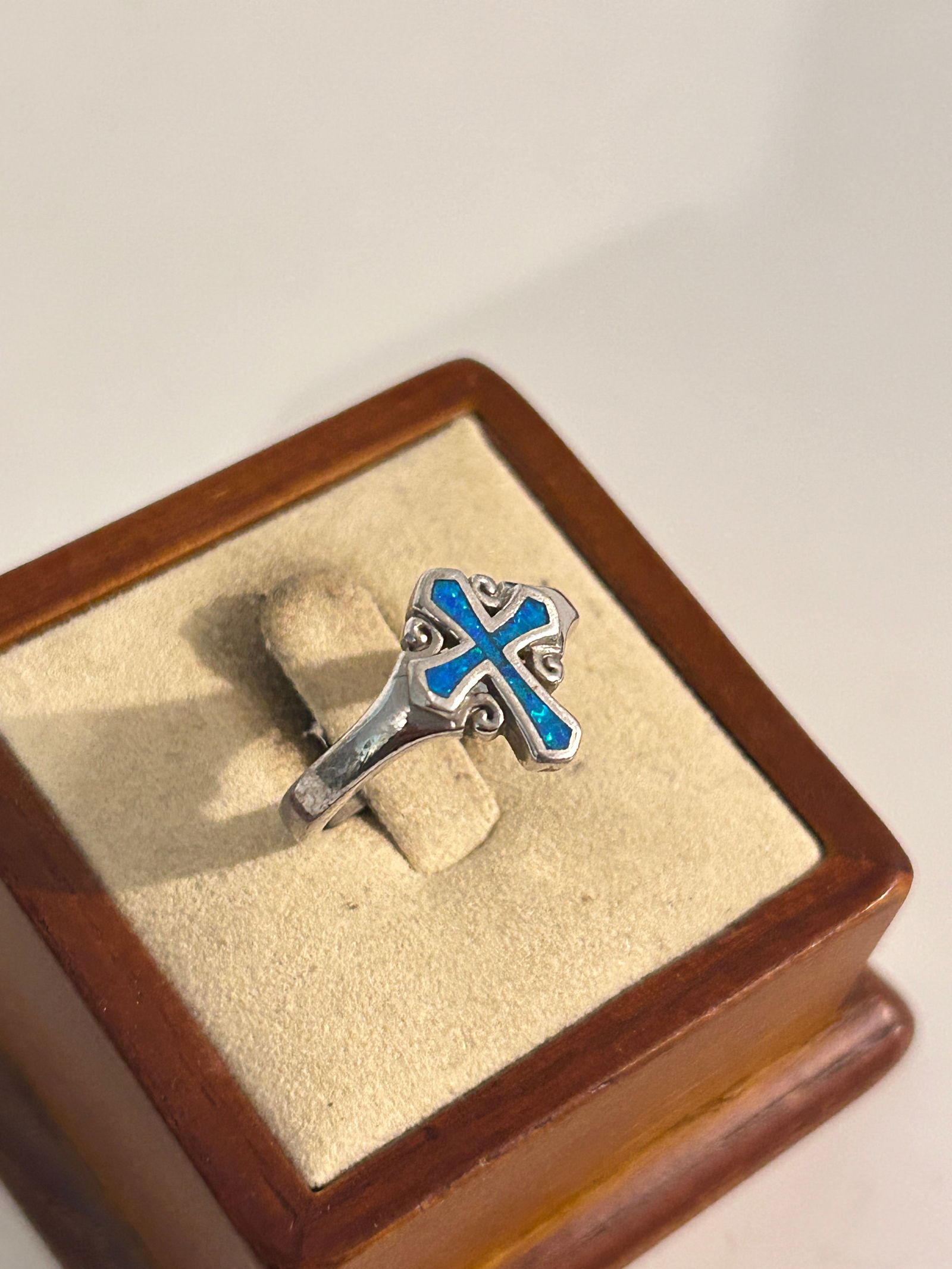 Vintage Sterling Silver Opal cross Ring Sz 8: Vintage Sterling Silver Opal cross Ring Sz 8 Please view all photos as they are part of the description and condition of this Item, Feel free to contact me with questions or picture requests! Used Ite