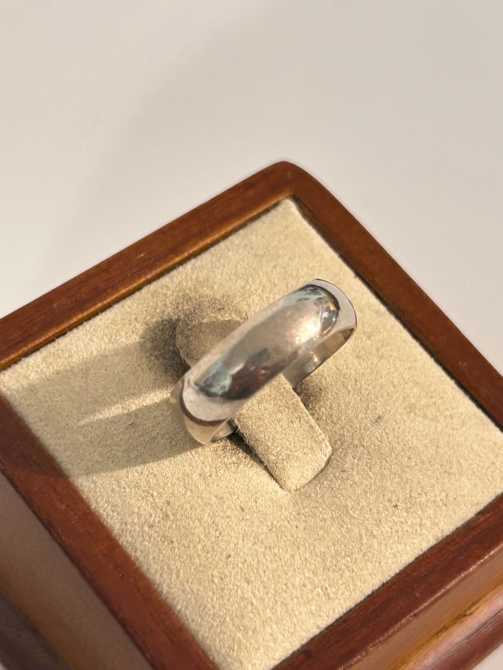 Vintage Sterling Silver Band Ring Sz 8 (1 of 4)