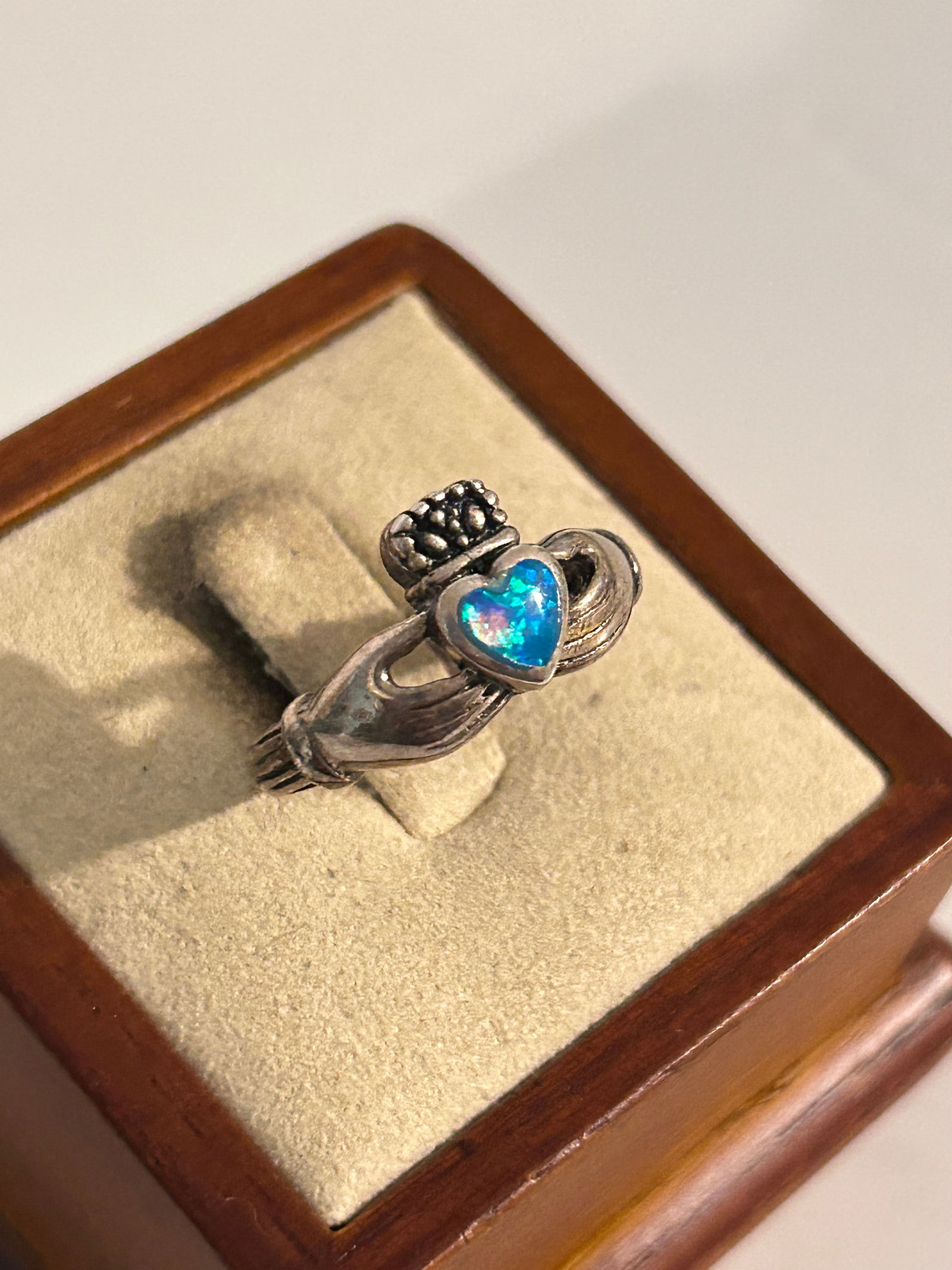 Vintage Sterling Silver Irish Claddagh Opal Ring Sz 7 (1 of 5)