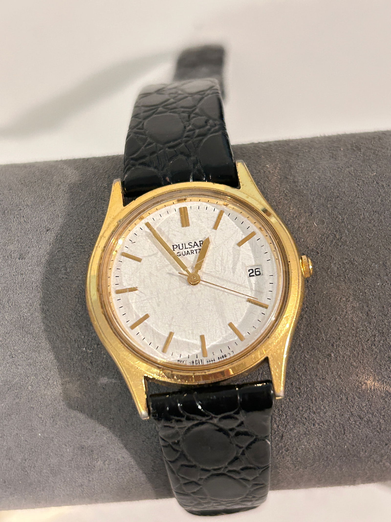 Vintage Pulsar Quartz working Watch needs bat: Vintage Pulsar Quartz working Watch needs bat Please view all photos as they are part of the description and condition of this Item, Feel free to contact me with questions or picture requests! Used It