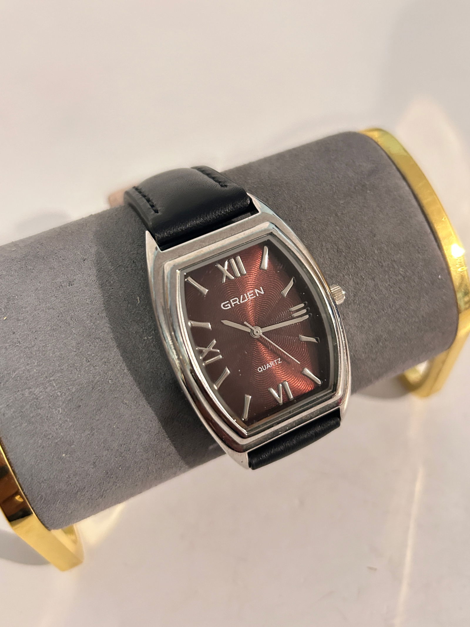 Vintage Gruen Quartz working Watch SR626SW: Vintage Gruen Quartz working Watch SR626SW Please view all photos as they are part of the description and condition of this Item, Feel free to contact me with questions or picture requests! Used Item