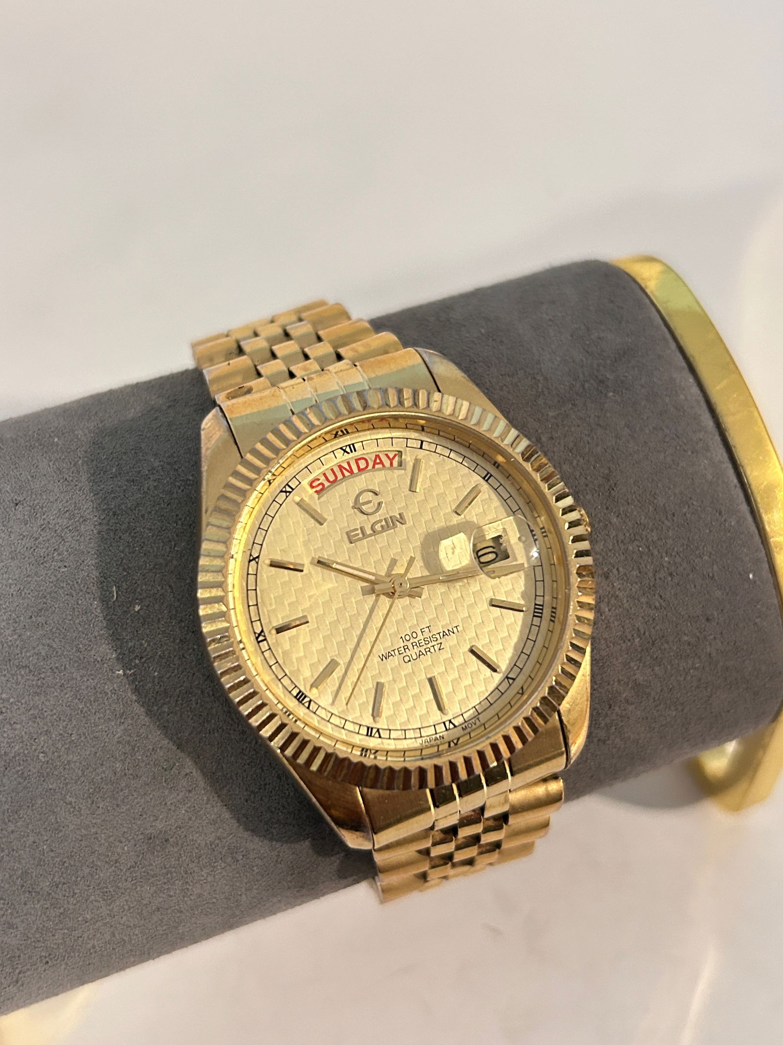 Vintage Men Elgin Gold Tone Quartz Day Date Presidential Watch FC740-017 WORKS: Vintage Men Elgin Gold Tone Quartz Day Date Presidential Watch FC740-017 WORKS Please view all photos as they are part of the description and condition of this Item, Feel free to contact me with quest