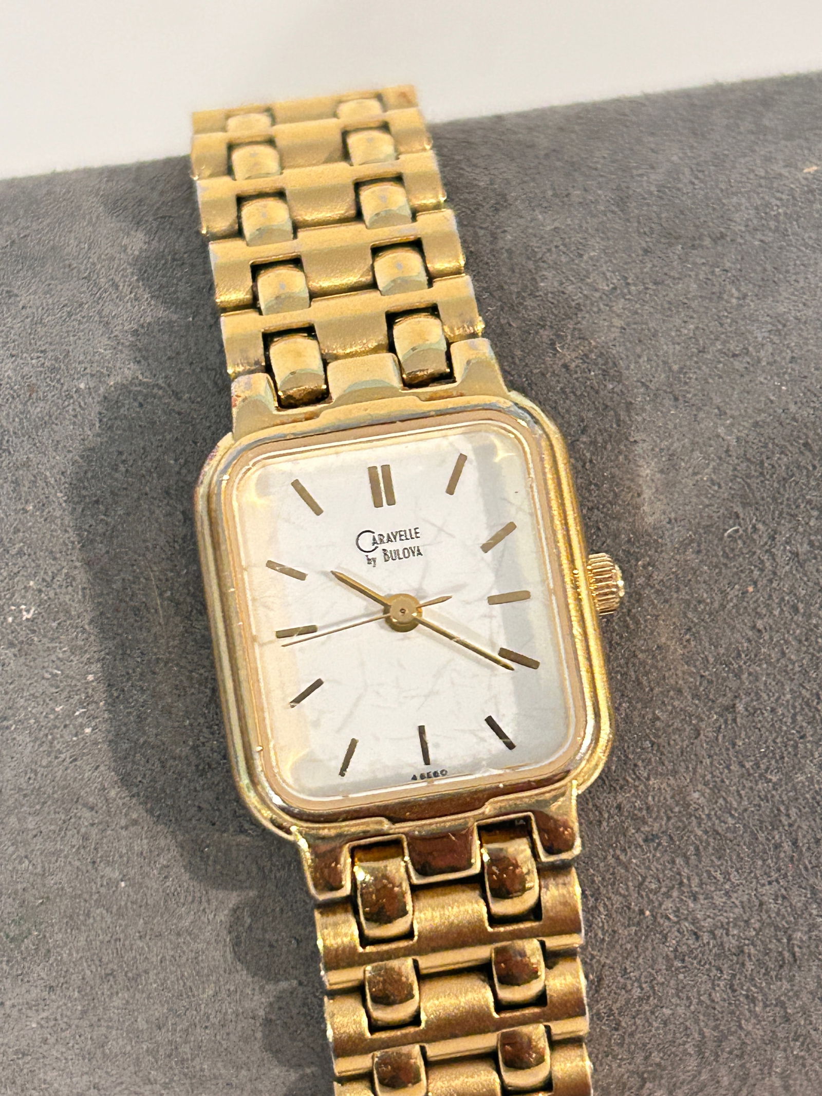 Bulova Caravelle Mens Gold Plated working Vintage Watch: Bulova Caravelle Mens Gold Plated working Vintage Watch Please view all photos as they are part of the description and condition of this Item, Feel free to contact me with questions or picture request