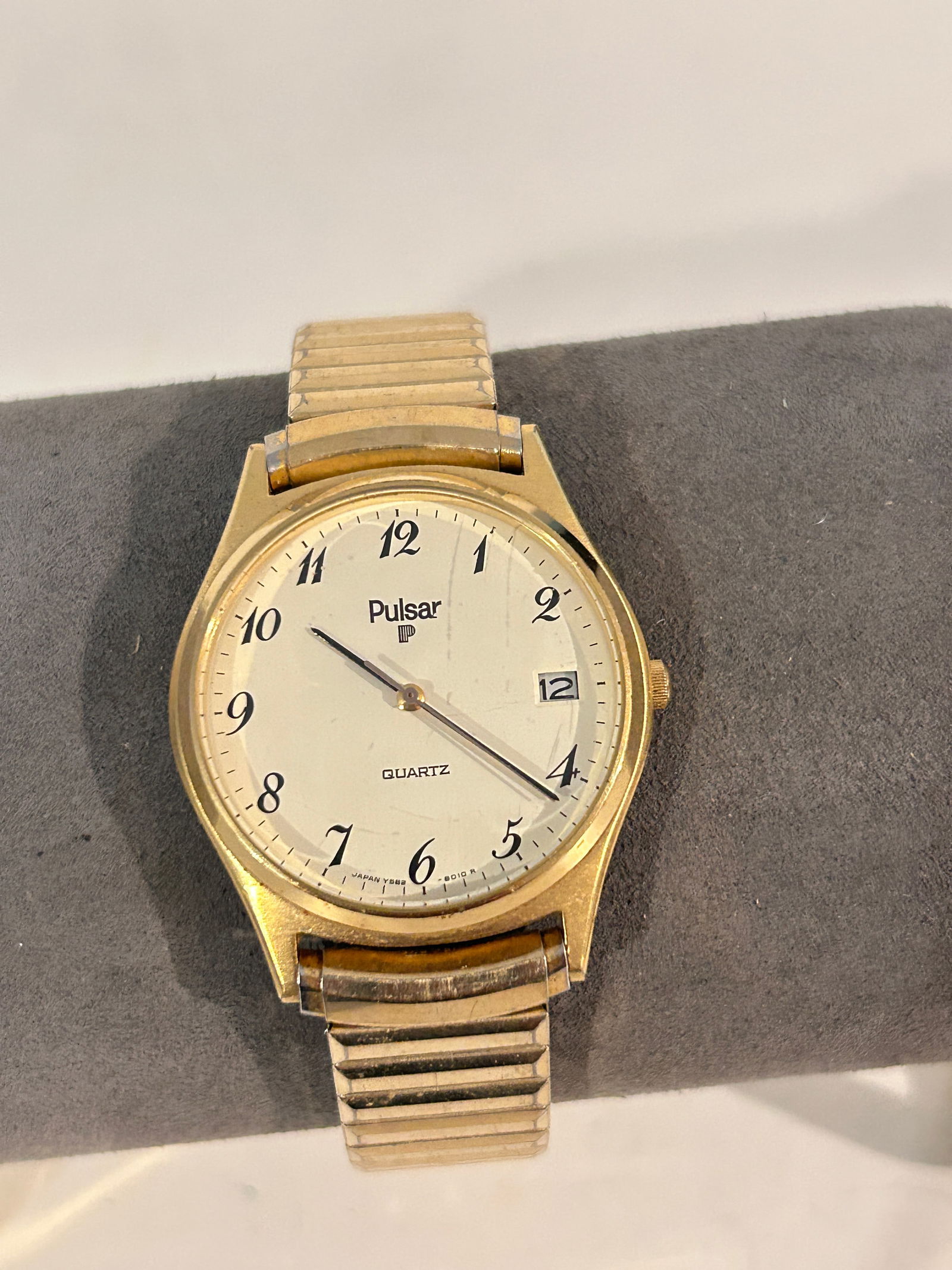 Vintage 1980s Mens Pulsar Y562 Working Watch: Vintage 1980s Mens Pulsar Y562 Working Watch Please view all photos as they are part of the description and condition of this Item, Feel free to contact me with questions or picture requests! Used Ite
