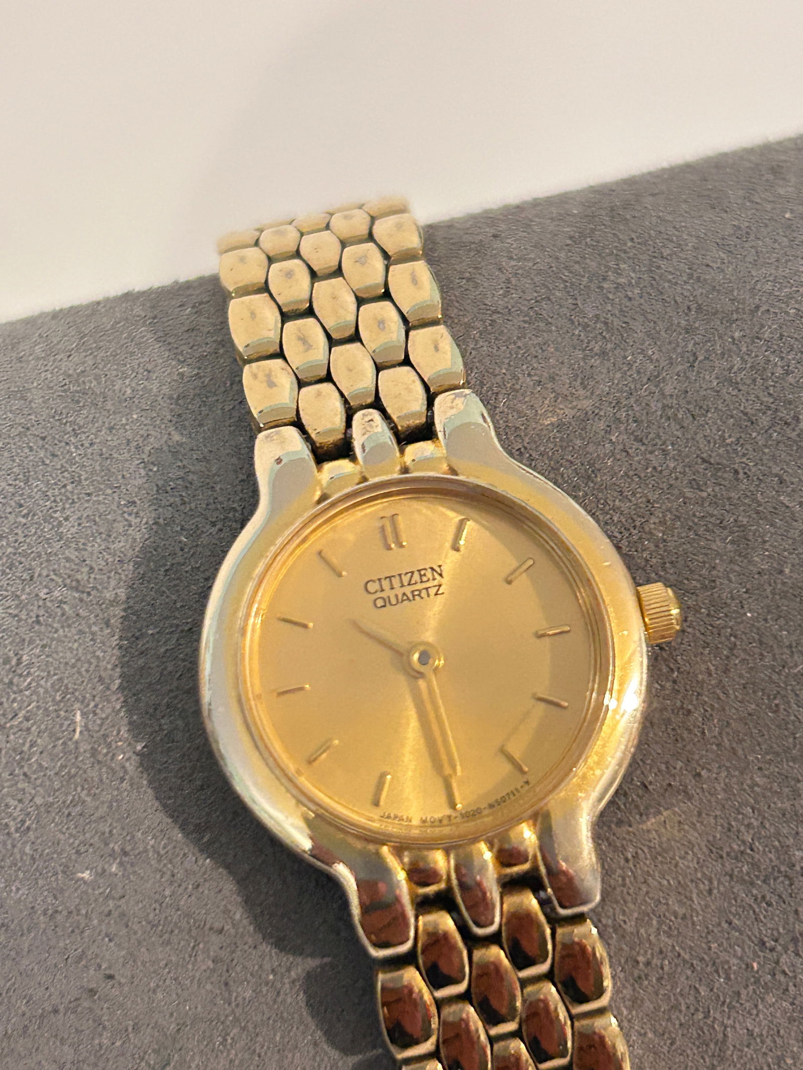 Citizen 23mm Gold Tone Quartz Watch working: Citizen 23mm Gold Tone Quartz Watch working Please view all photos as they are part of the description and condition of this Item, Feel free to contact me with questions or picture requests! Used Item