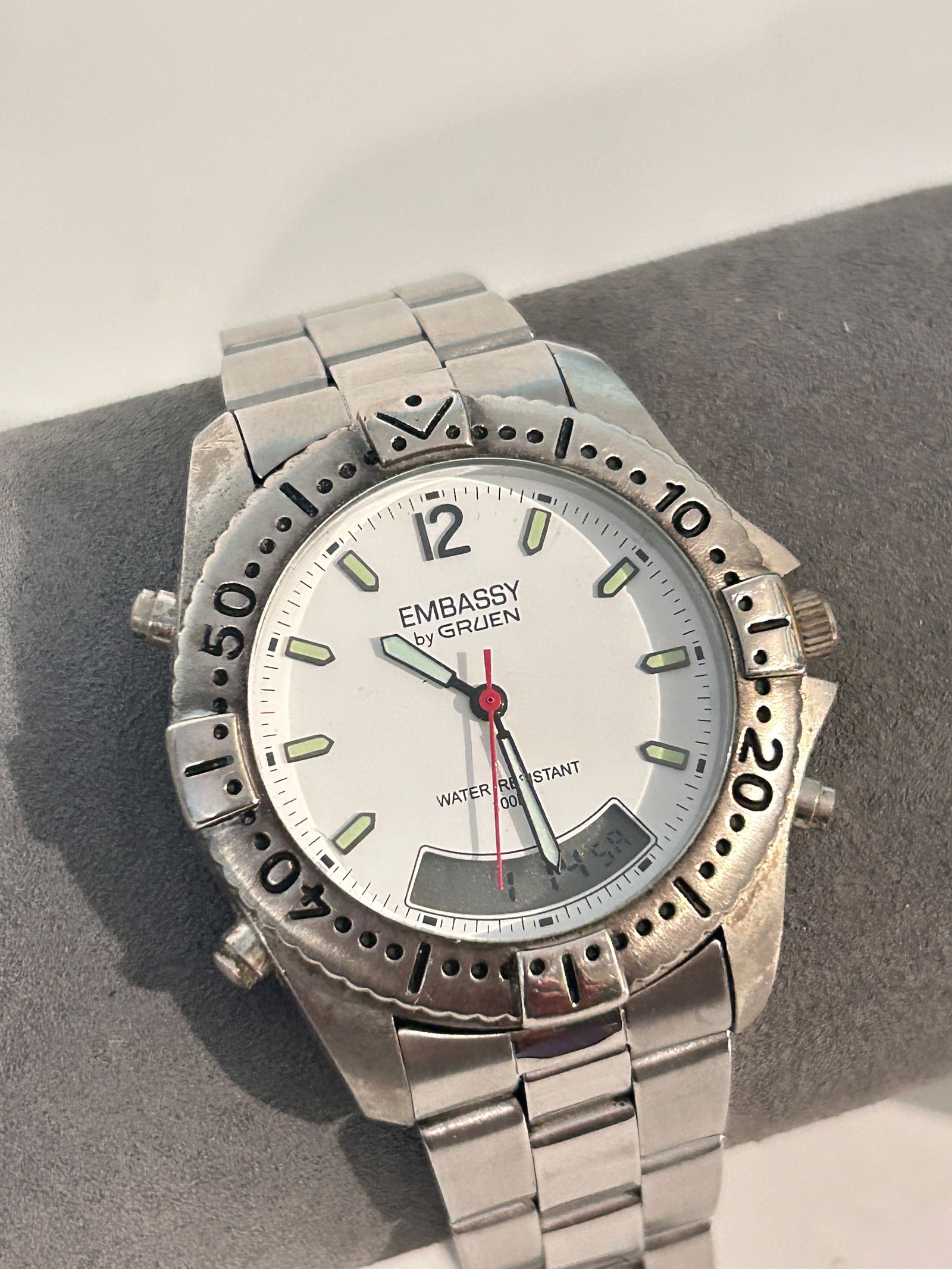 Vintage Embassy by Gruen glow in the dark working Watch: Vintage Embassy by Gruen glow in the dark working Watch Please view all photos as they are part of the description and condition of this Item, Feel free to contact me with questions or picture request