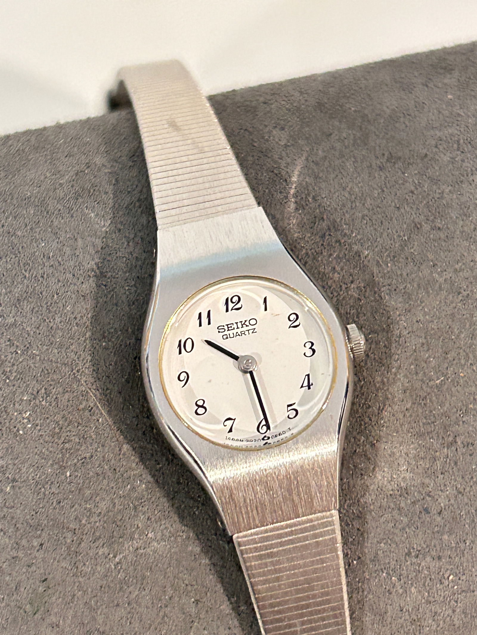 Rare Vintage Seiko 2P20-OA39 Watch Women 20mm working: Rare Vintage Seiko 2P20-OA39 Watch Women 20mm working Please view all photos as they are part of the description and condition of this Item, Feel free to contact me with questions or picture requests!