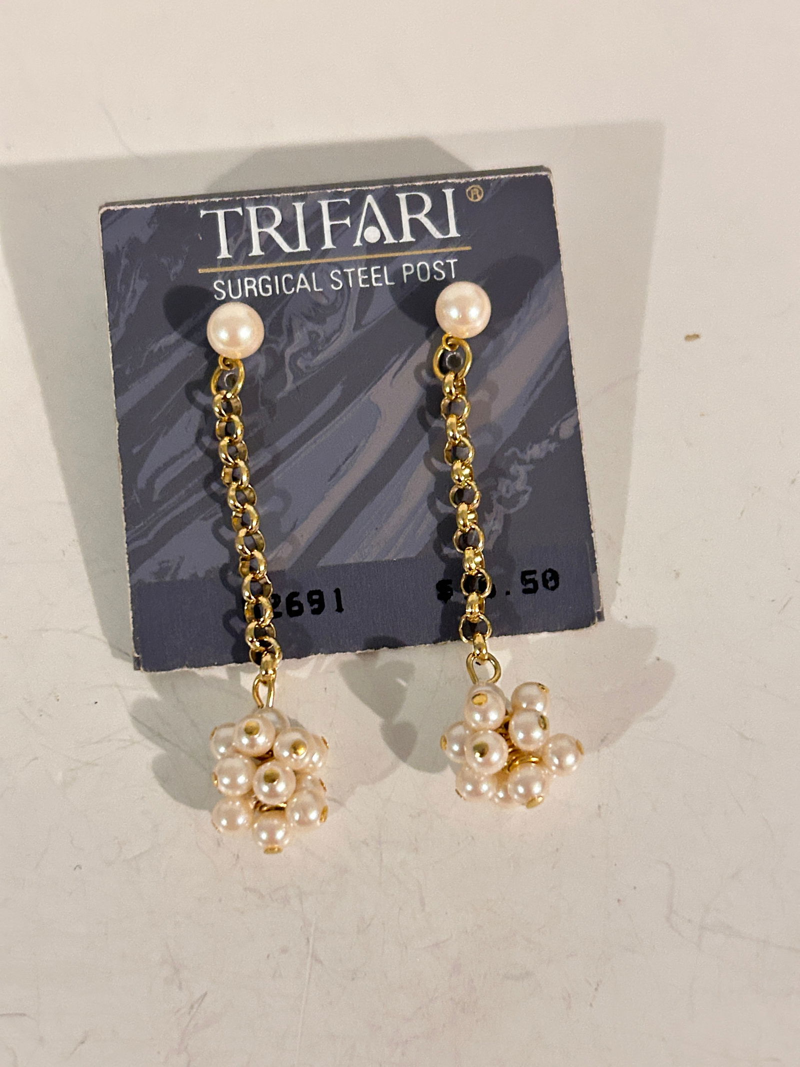 Vintage Trifari dangle Earrings: Vintage Trifari dangle Earrings Please view all photos as they are part of the description and condition of this Item, Feel free to contact me with questions or picture requests! Used Item AS IS