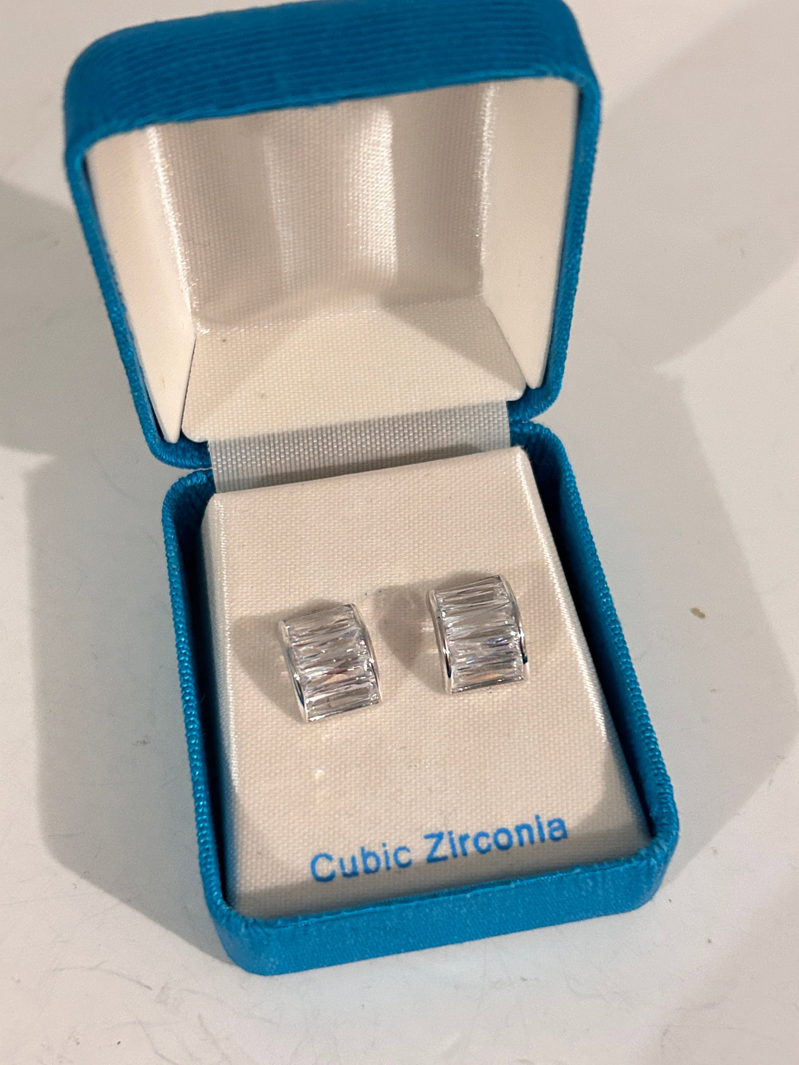 Vintage Cubic Zirconia post Earrings: Vintage Cubic Zirconia post Earrings Please view all photos as they are part of the description and condition of this Item, Feel free to contact me with questions or picture requests! Used Item AS IS