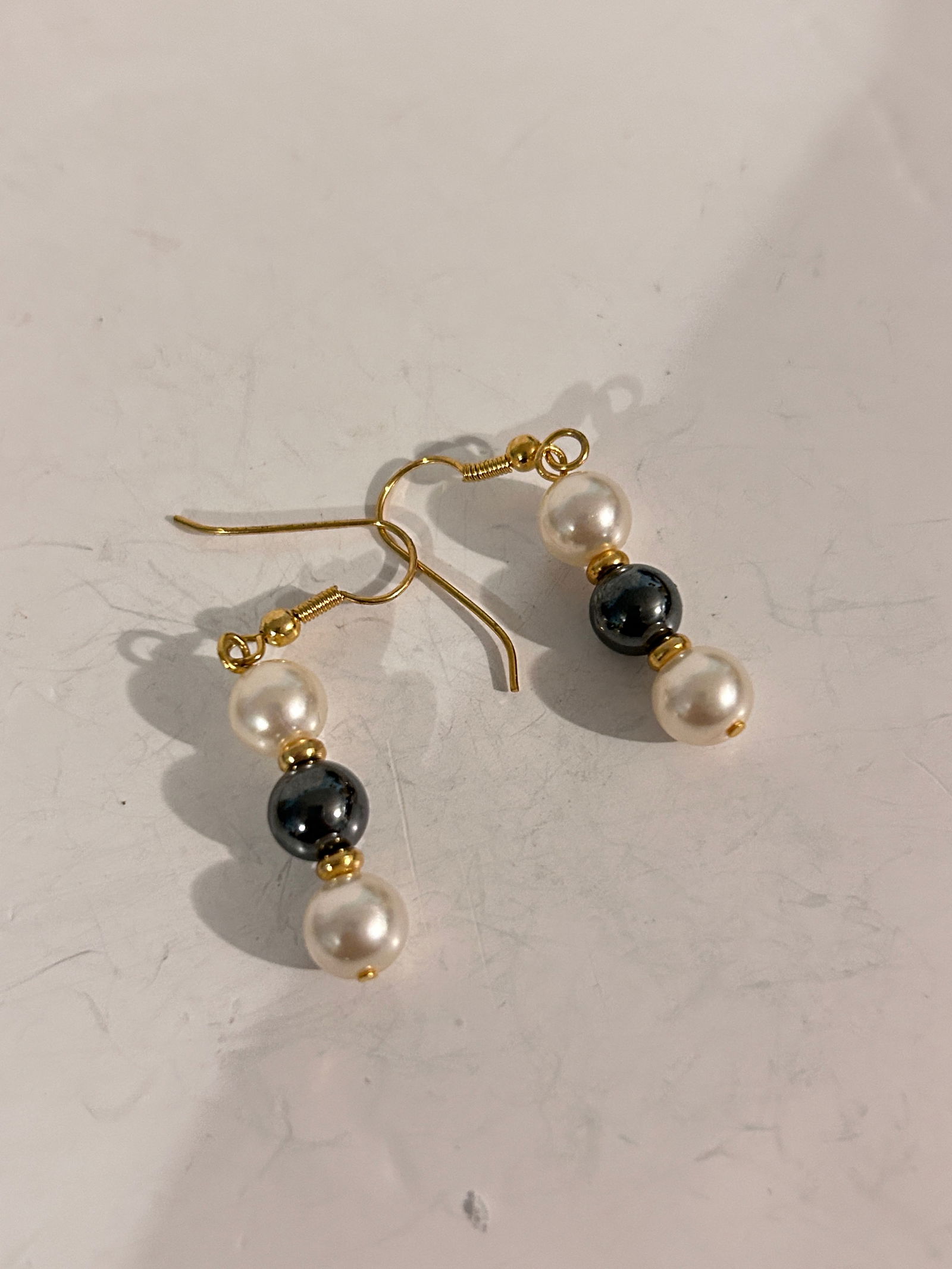 Vintage beaded Earrings: Vintage beaded Earrings Please view all photos as they are part of the description and condition of this Item, Feel free to contact me with questions or picture requests! Used Item AS IS