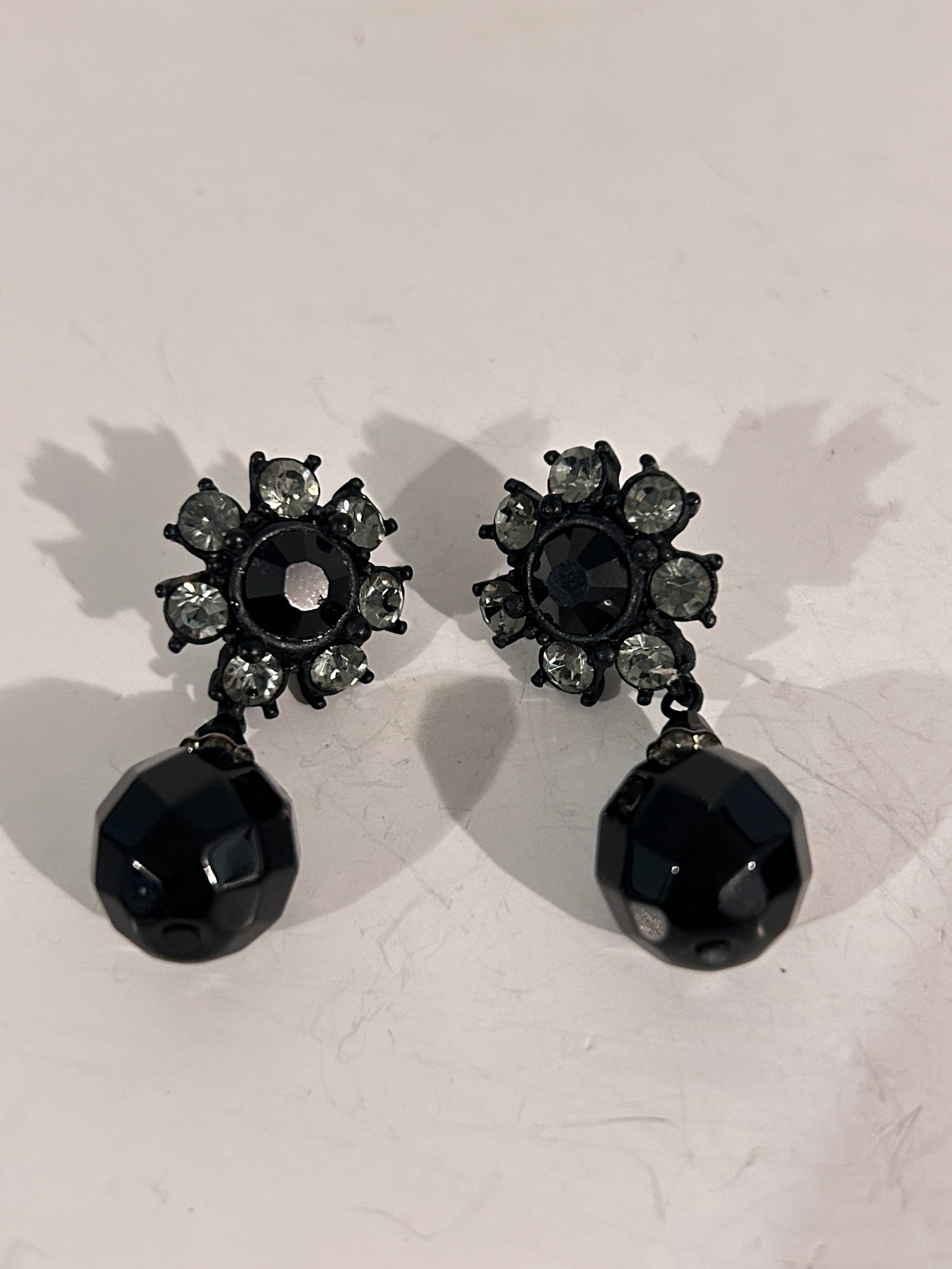 Vintage black glass Rhinestone post Earrings: Vintage black glass Rhinestone post Earrings Please view all photos as they are part of the description and condition of this Item, Feel free to contact me with questions or picture requests! Used Ite