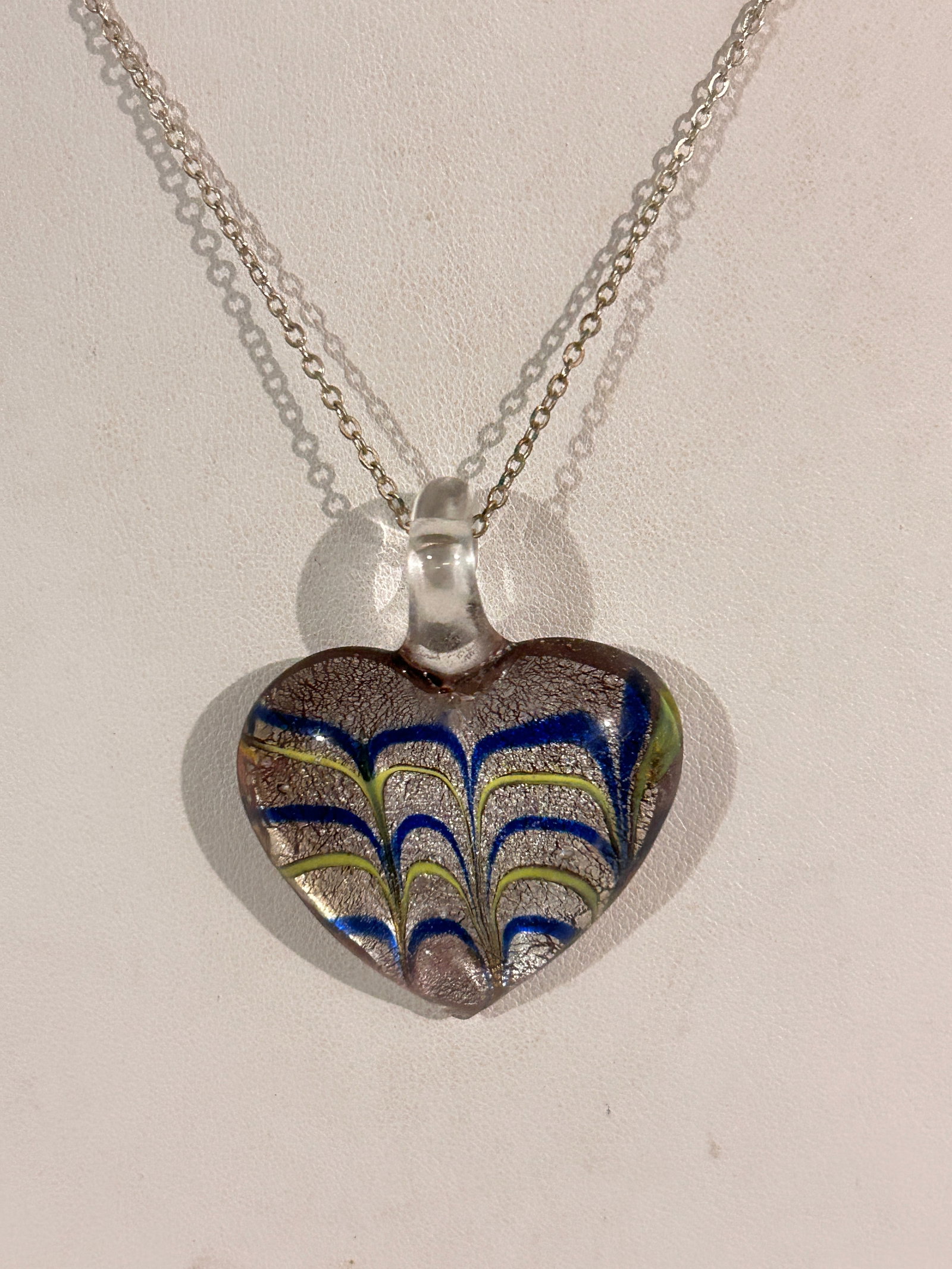 Vintage Murano heart pendant Necklace Sz 16": Vintage Murano heart pendant Necklace Sz 16" Please view all photos as they are part of the description and condition of this Item, Feel free to contact me with questions or picture requests! Used Ite