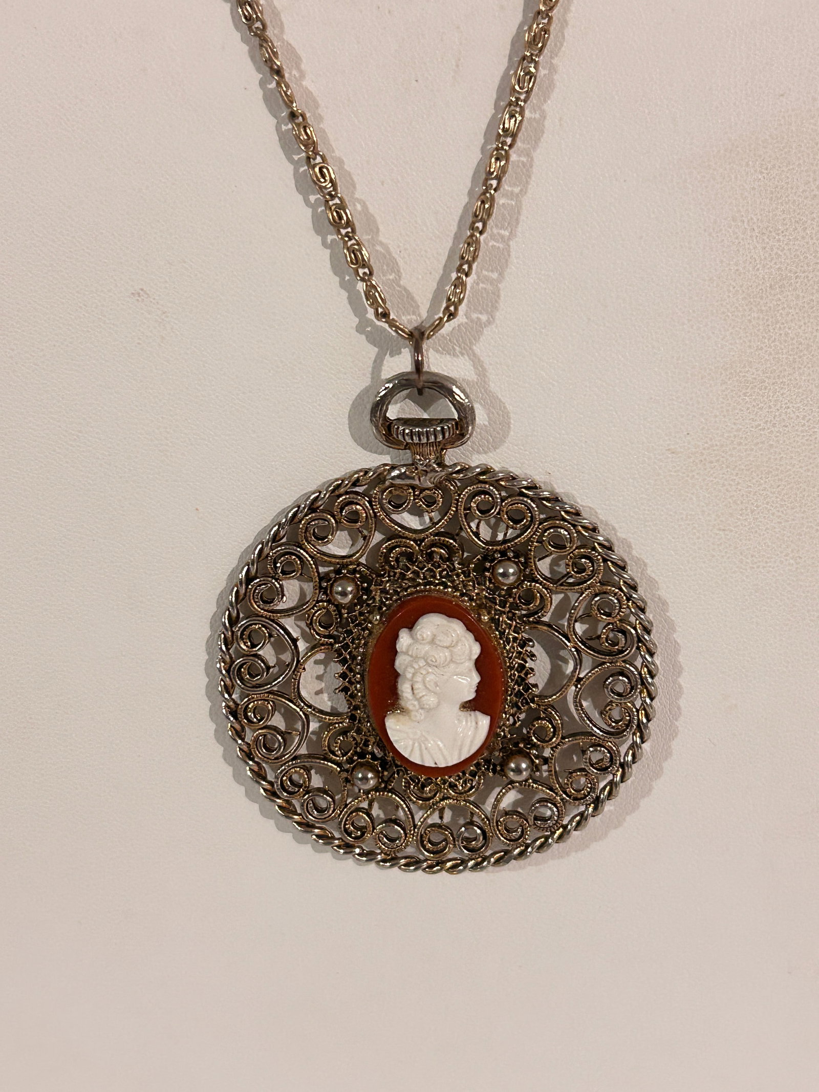 Vintage Gold tone Cameo pendant Necklace Sz 24": Vintage Gold tone Cameo pendant Necklace Sz 24" Please view all photos as they are part of the description and condition of this Item, Feel free to contact me with questions or picture requests! Used 