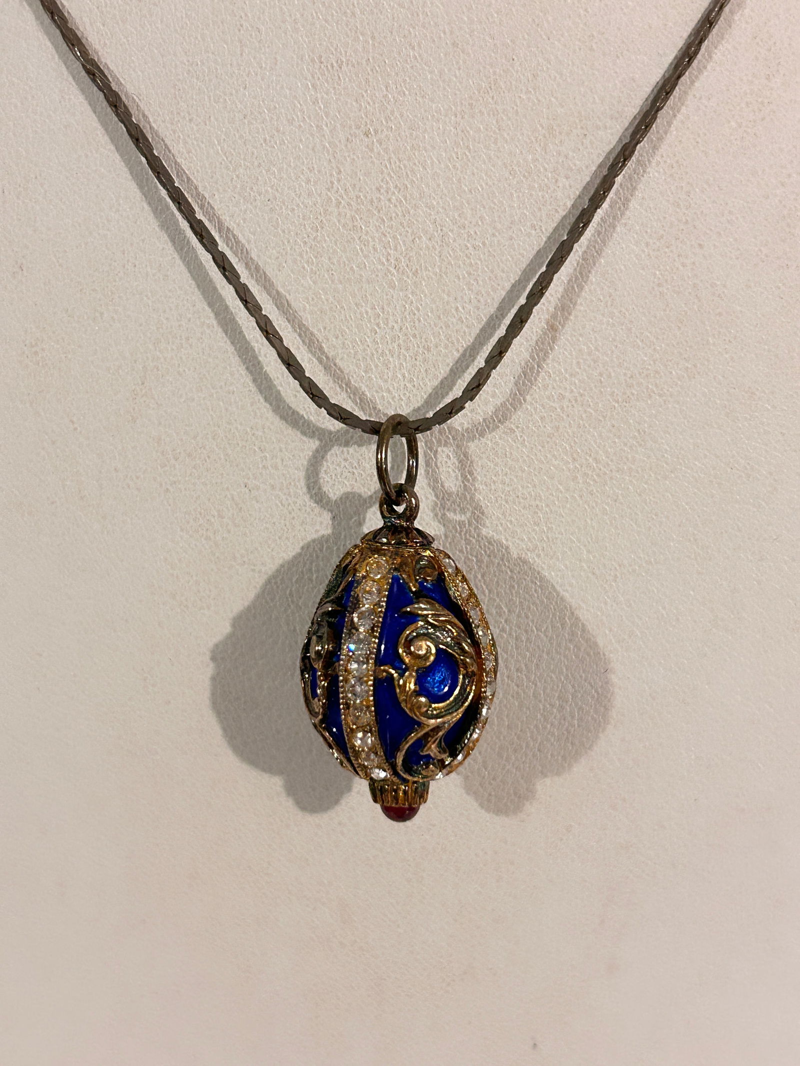 Vintage enamel egg Rhinestone pendant Necklace Sz 14" (1 of 4)