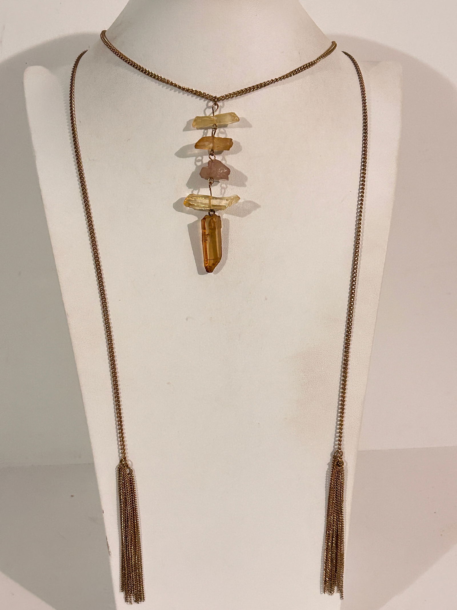 Vintage Gold tone pendant Tassel Necklace Sz 30": Vintage Gold tone pendant Tassel Necklace Sz 30" Please view all photos as they are part of the description and condition of this Item, Feel free to contact me with questions or picture requests! Used