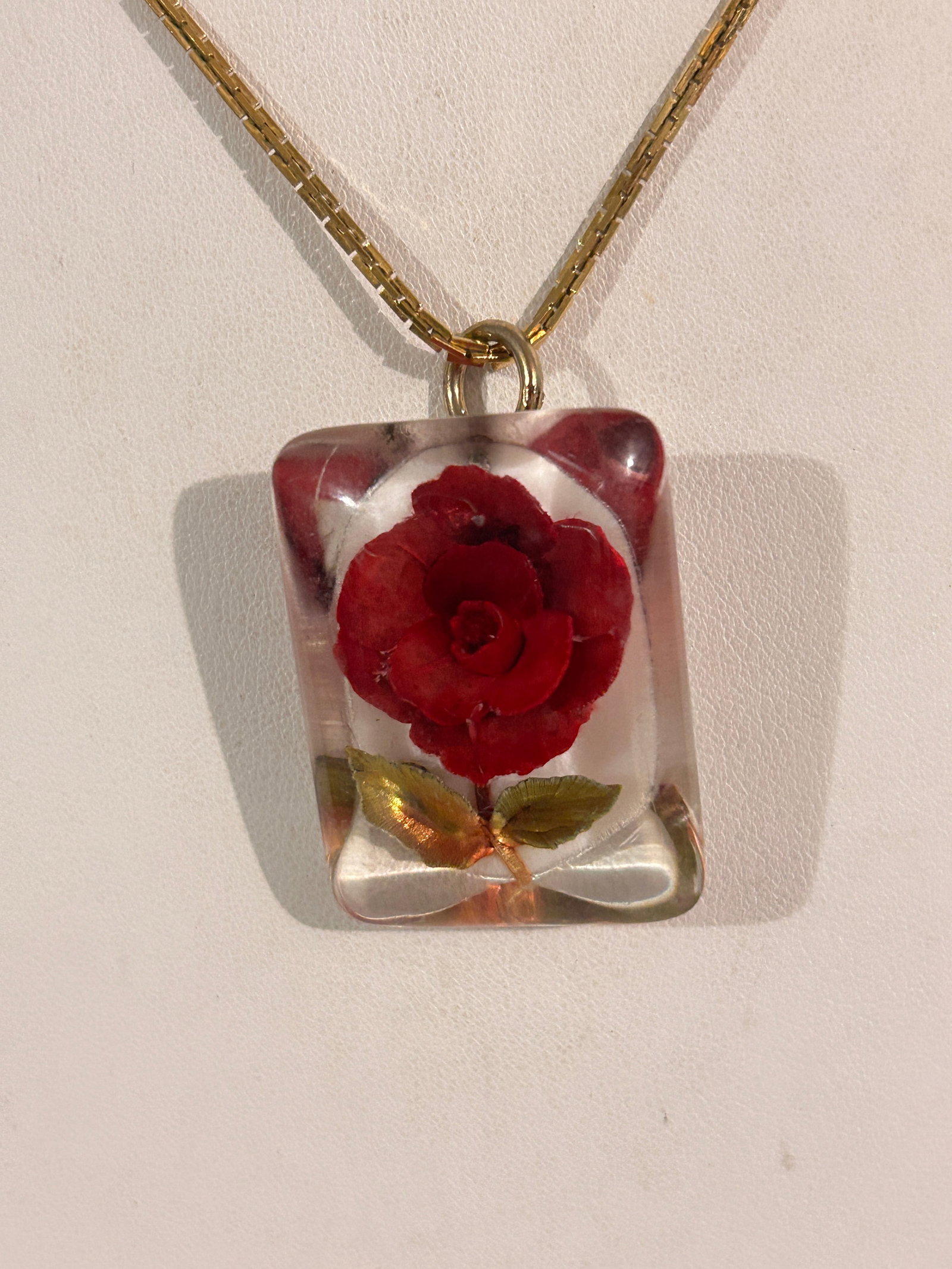 Vintage Gold tone acrylic clear rose pendant Necklace Sz 15": Vintage Gold tone acrylic clear rose pendant Necklace Sz 15" Please view all photos as they are part of the description and condition of this Item, Feel free to contact me with questions or picture re