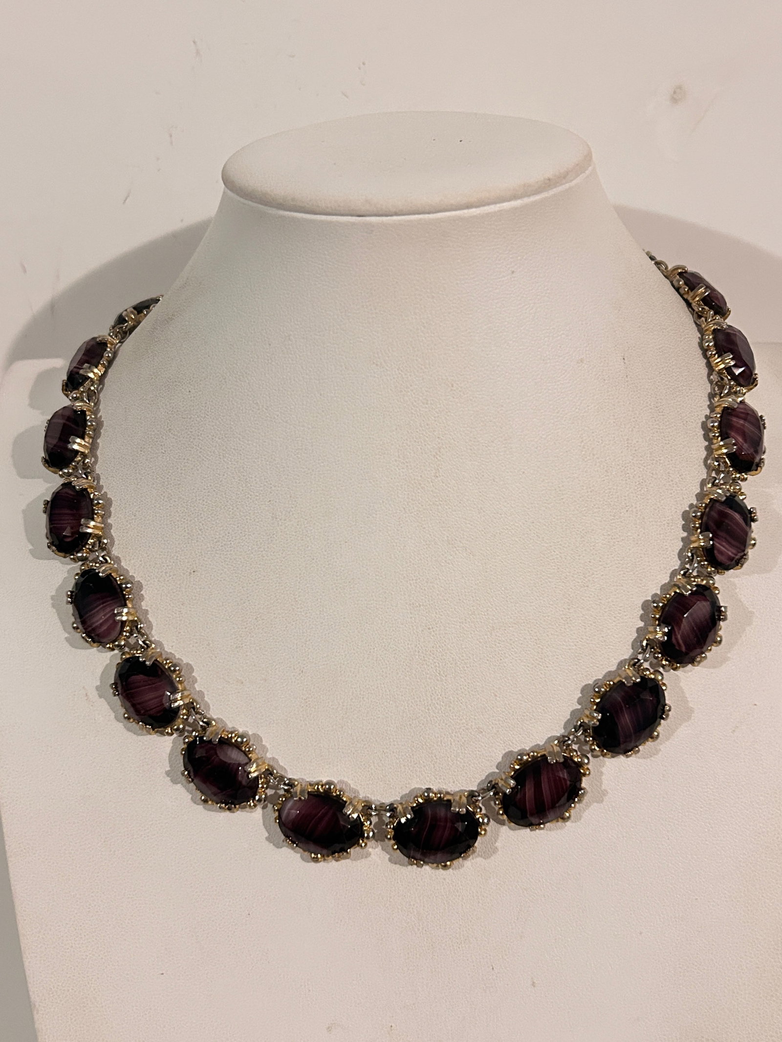 Vintage Elagant purple stone choker Gold tone Necklace Sz 18": Vintage Elagant purple stone choker Gold tone Necklace Sz 18" Please view all photos as they are part of the description and condition of this Item, Feel free to contact me with questions or picture r