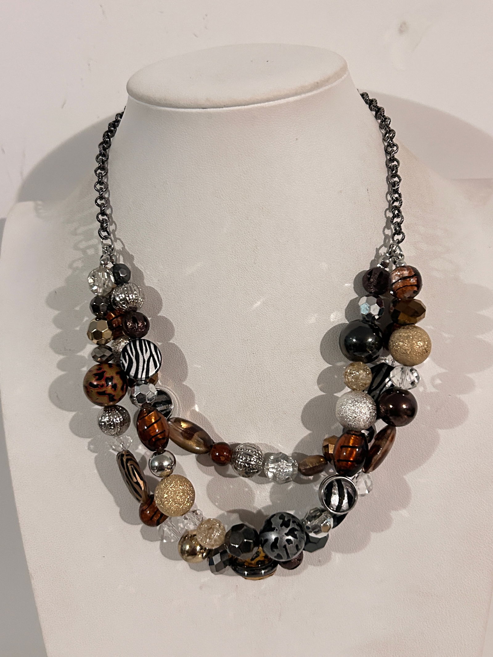 Vintage bead Necklace Sz 16": Vintage bead Necklace Sz 16" Please view all photos as they are part of the description and condition of this Item, Feel free to contact me with questions or picture requests! Used Item AS IS