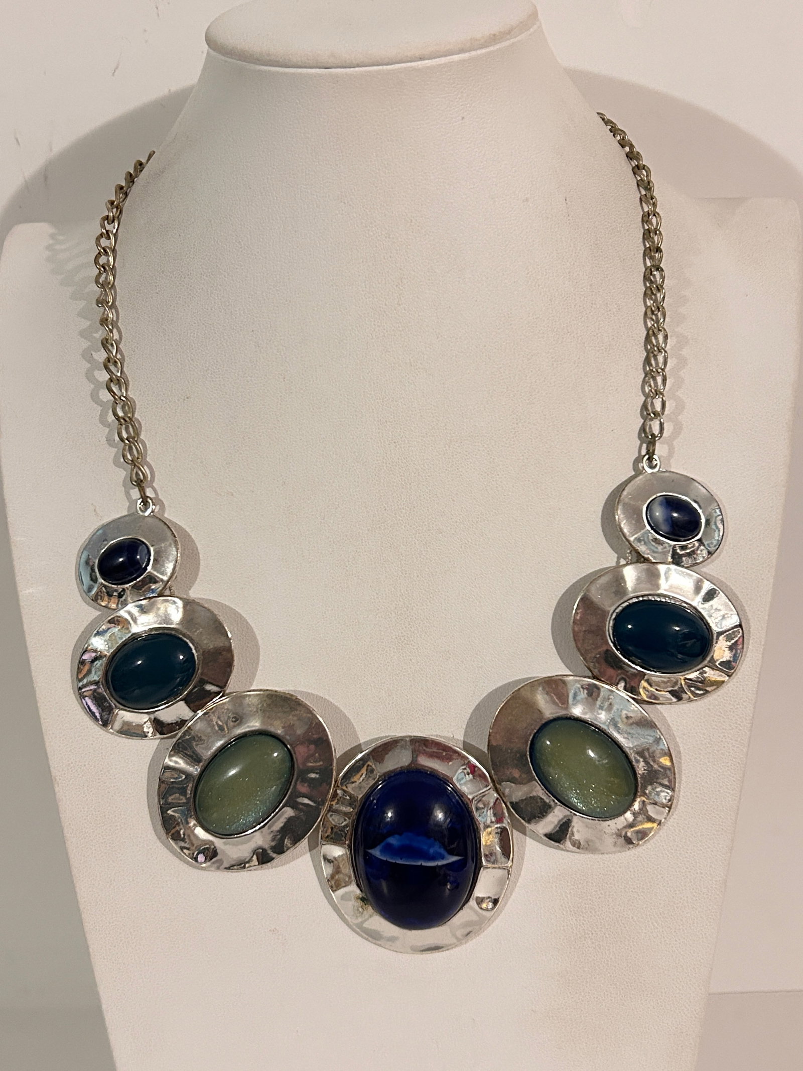 Vintage Elegant Necklace Sz 19": Vintage Elegant Necklace Sz 19" Please view all photos as they are part of the description and condition of this Item, Feel free to contact me with questions or picture requests! Used Item AS IS