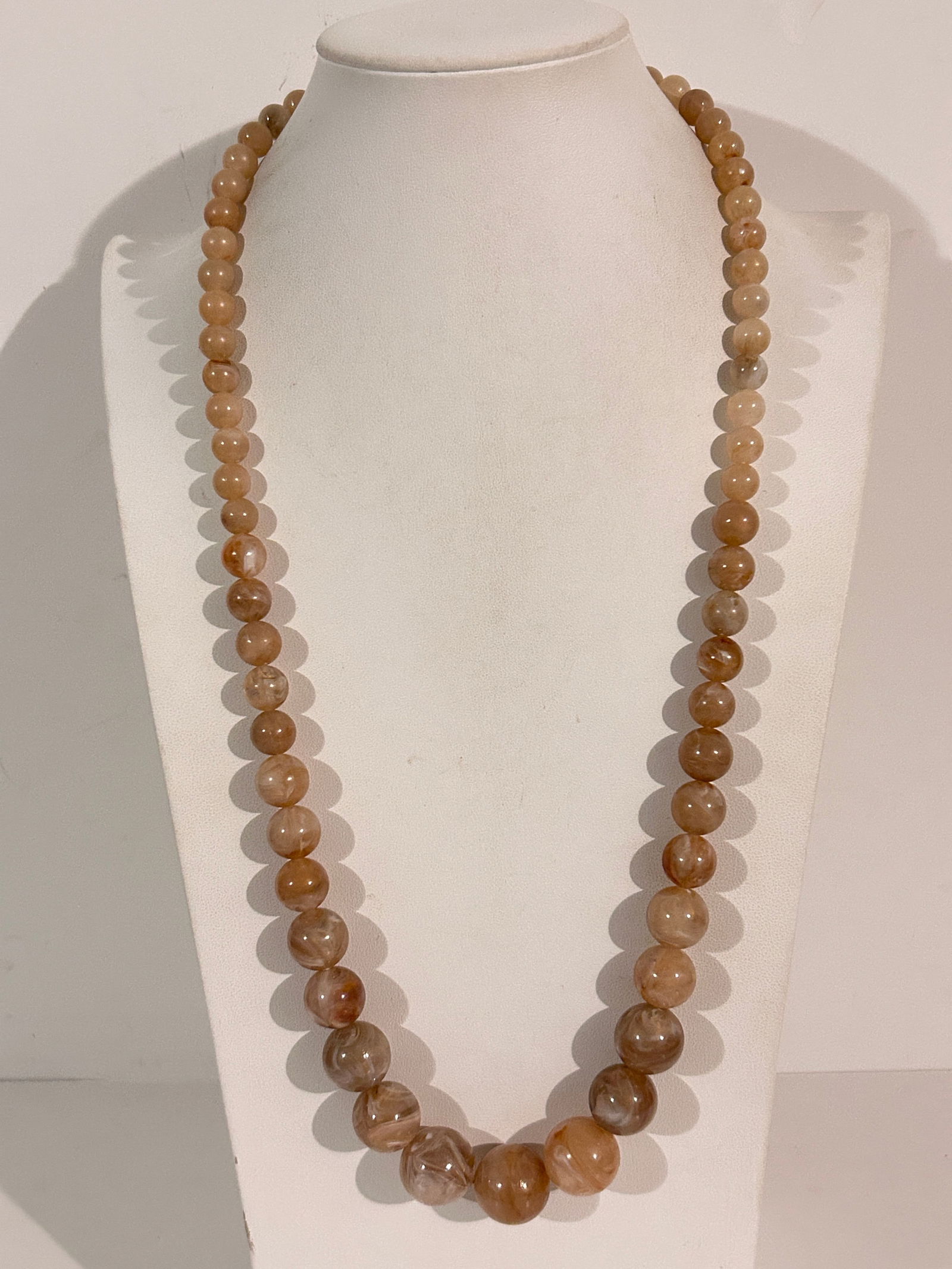 Vintage Acrylic swirl beaded Necklace Sz 27": Vintage Acrylic swirl beaded Necklace Sz 27" Please view all photos as they are part of the description and condition of this Item, Feel free to contact me with questions or picture requests! Used Ite