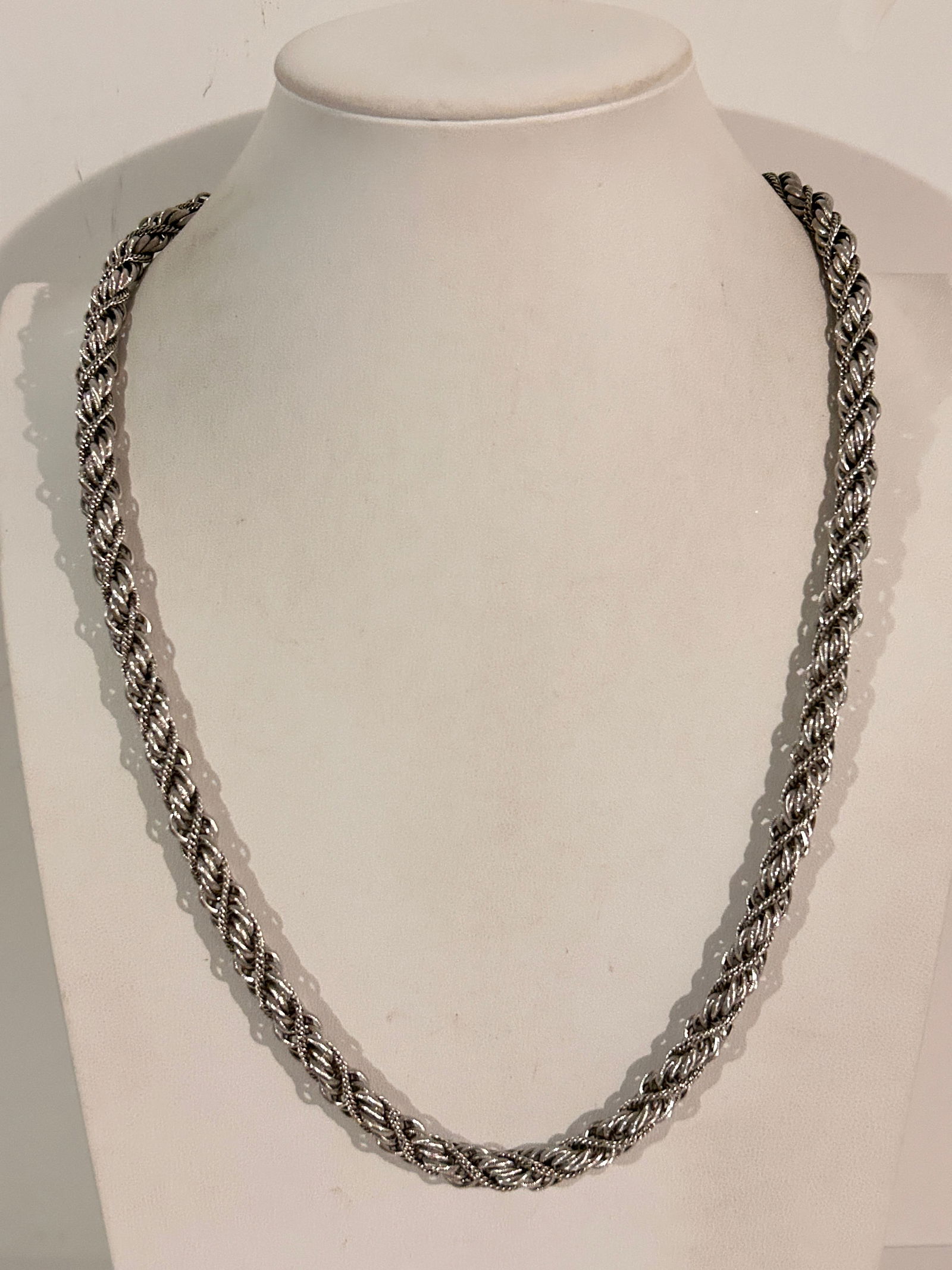 Vintage Monet heavy rope chain Necklace Sz 23": Vintage Monet heavy rope chain Necklace Sz 23" Please view all photos as they are part of the description and condition of this Item, Feel free to contact me with questions or picture requests! Used I