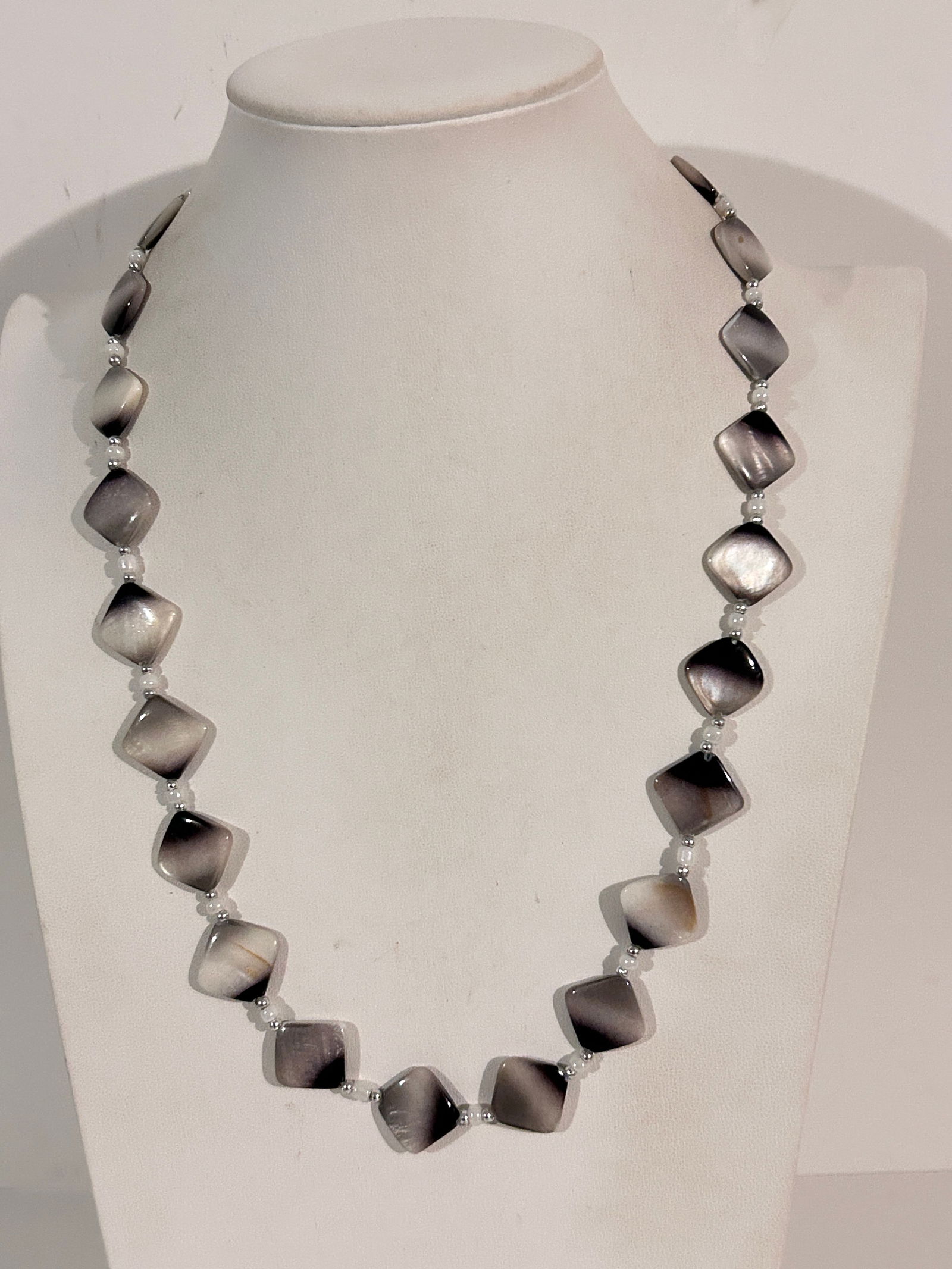 Vintage Mother Of Pearl chicklets beads Necklace Sz 22": Vintage Mother Of Pearl chicklets beads Necklace Sz 22" Please view all photos as they are part of the description and condition of this Item, Feel free to contact me with questions or picture request