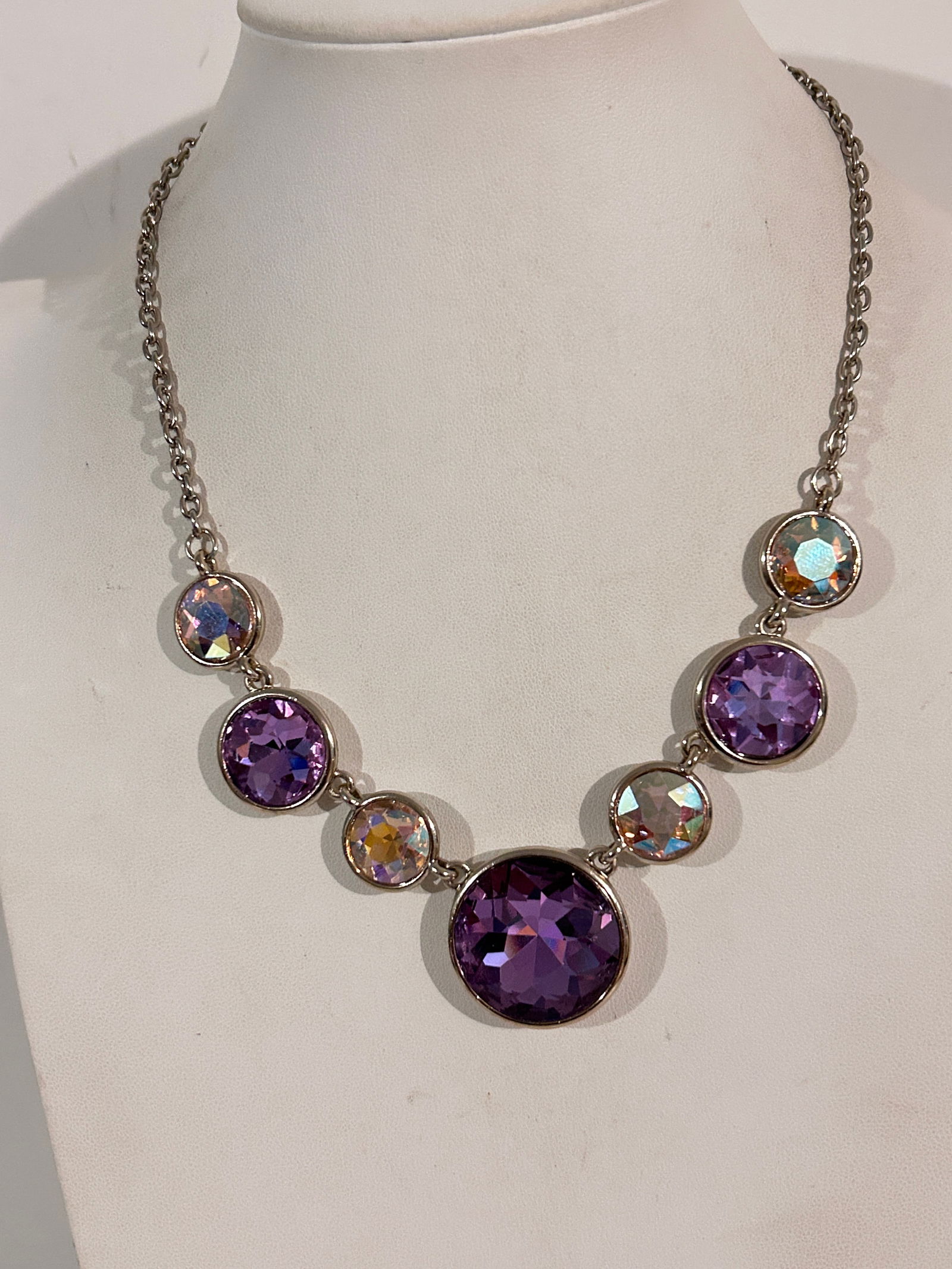 Vintage Elegant Rhinestone Necklace Sz 18": Vintage Elegant Rhinestone Necklace Sz 18" Please view all photos as they are part of the description and condition of this Item, Feel free to contact me with questions or picture requests! Used Item