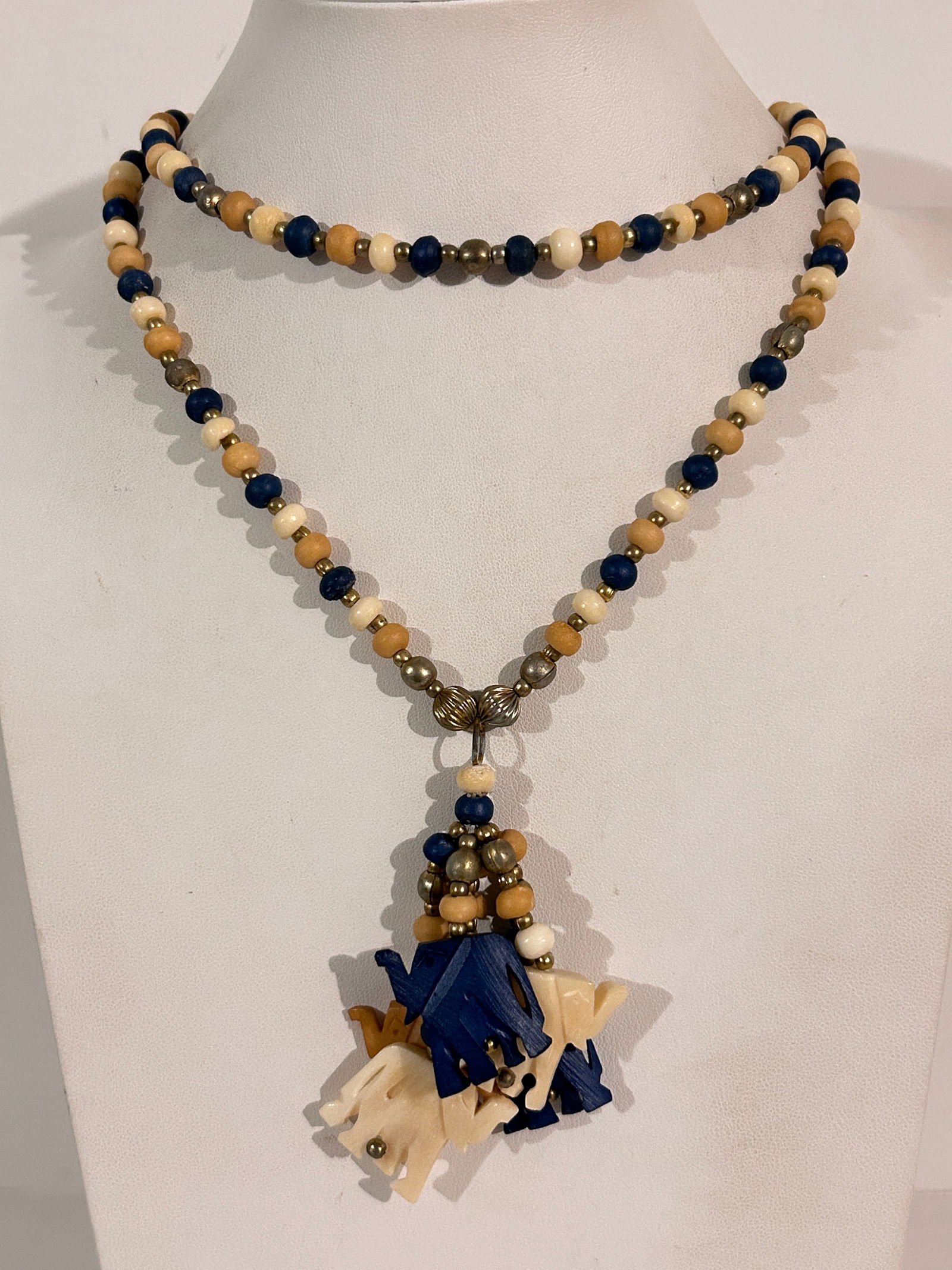 Vintage beaded elephant Necklace Sz 36": Vintage beaded elephant Necklace Sz 36" Please view all photos as they are part of the description and condition of this Item, Feel free to contact me with questions or picture requests! Used Item AS