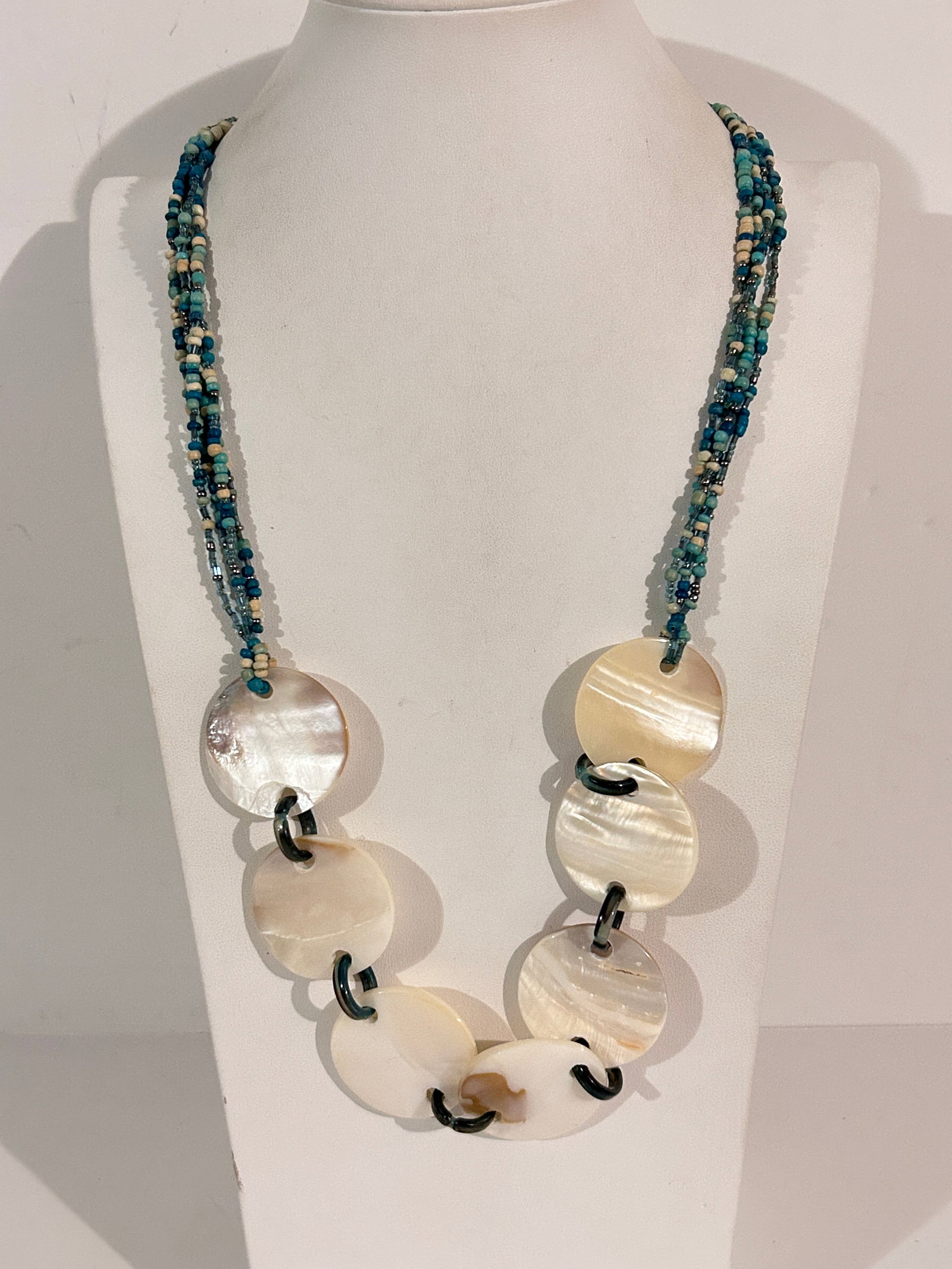 Vintage green bead Mother Of Pearl Necklace Sz 29": Vintage green bead Mother Of Pearl Necklace Sz 29" Please view all photos as they are part of the description and condition of this Item, Feel free to contact me with questions or picture requests! Us