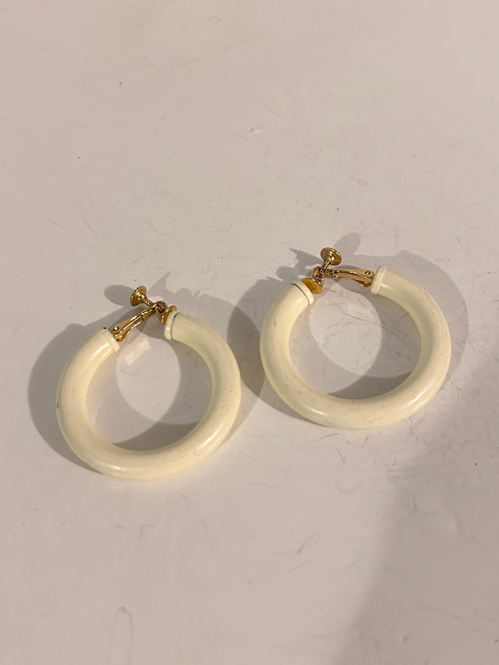 Vintage White Acrylic Napier Earrings: Vintage White Acrylic Napier Earrings Please view all photos as they are part of the description and condition of this Item, Feel free to contact me with questions or picture requests! Used Item AS IS
