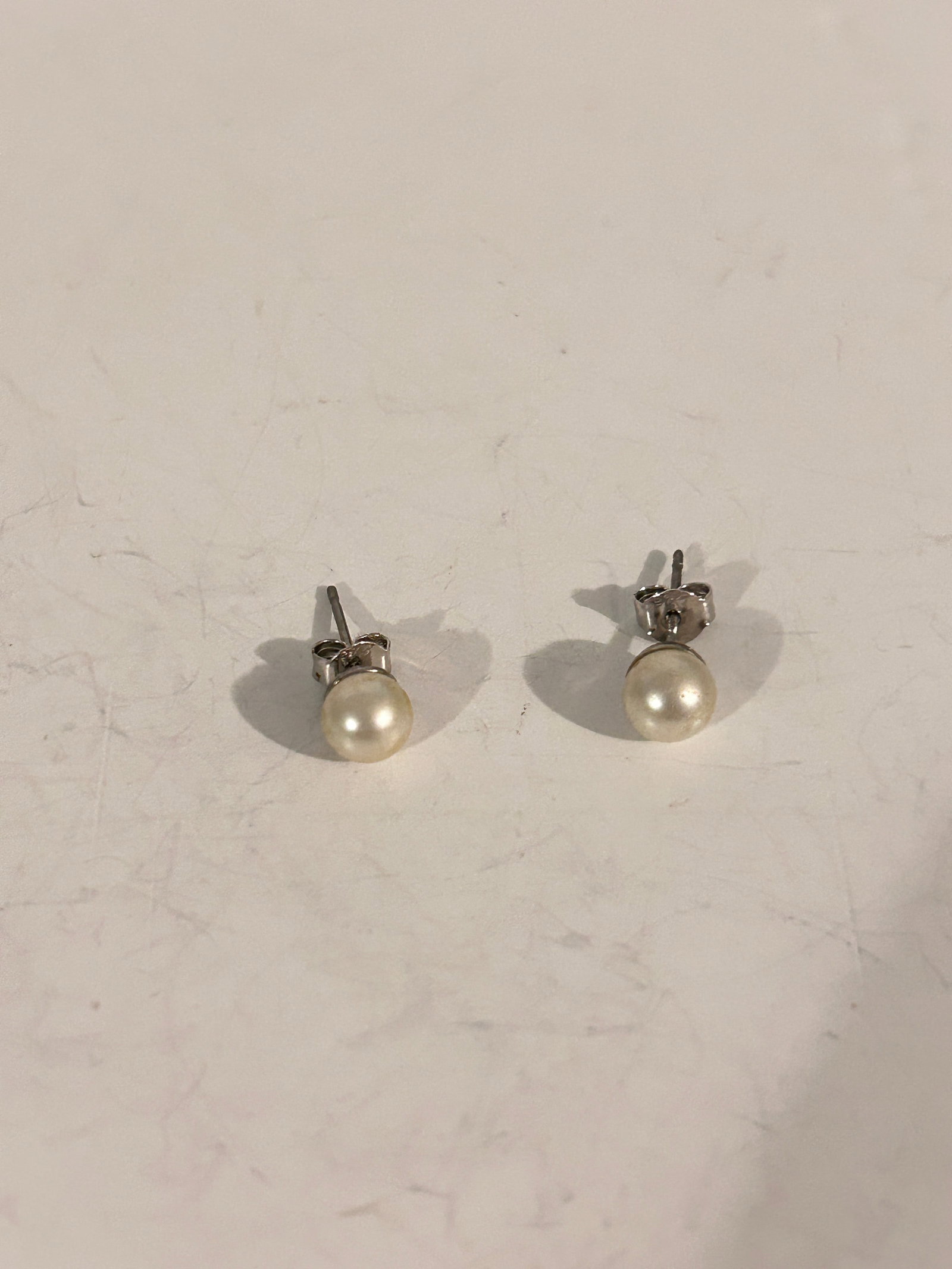 Vintage Sterling Silver Pearl post Earrings: Vintage Sterling Silver Pearl post Earrings Please view all photos as they are part of the description and condition of this Item, Feel free to contact me with questions or picture requests! Used Item