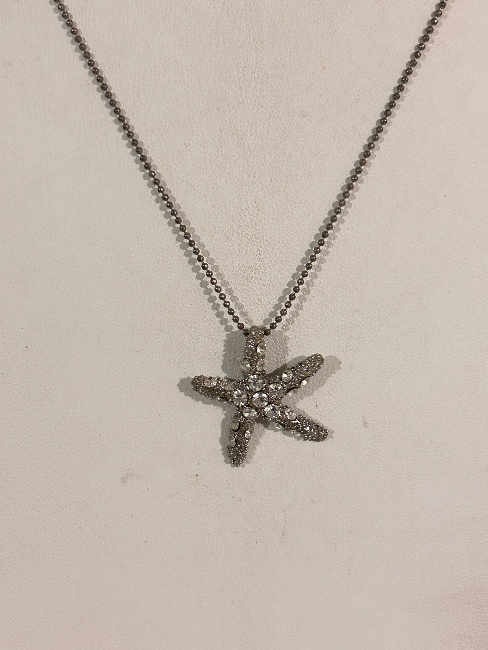Vintage Silver Tone Rhinestone star fish Necklace Sz 17": Vintage Silver Tone Rhinestone star fish Necklace Sz 17" Please view all photos as they are part of the description and condition of this Item, Feel free to contact me with questions or picture reques