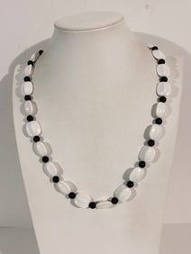Vintage black and white acrylic Necklace Sz 24"