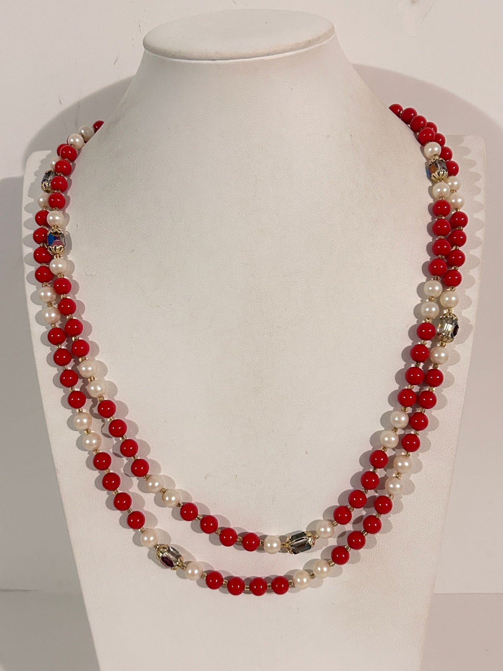 Vintage Red White beaded Necklace Sz 56" (1 of 5)