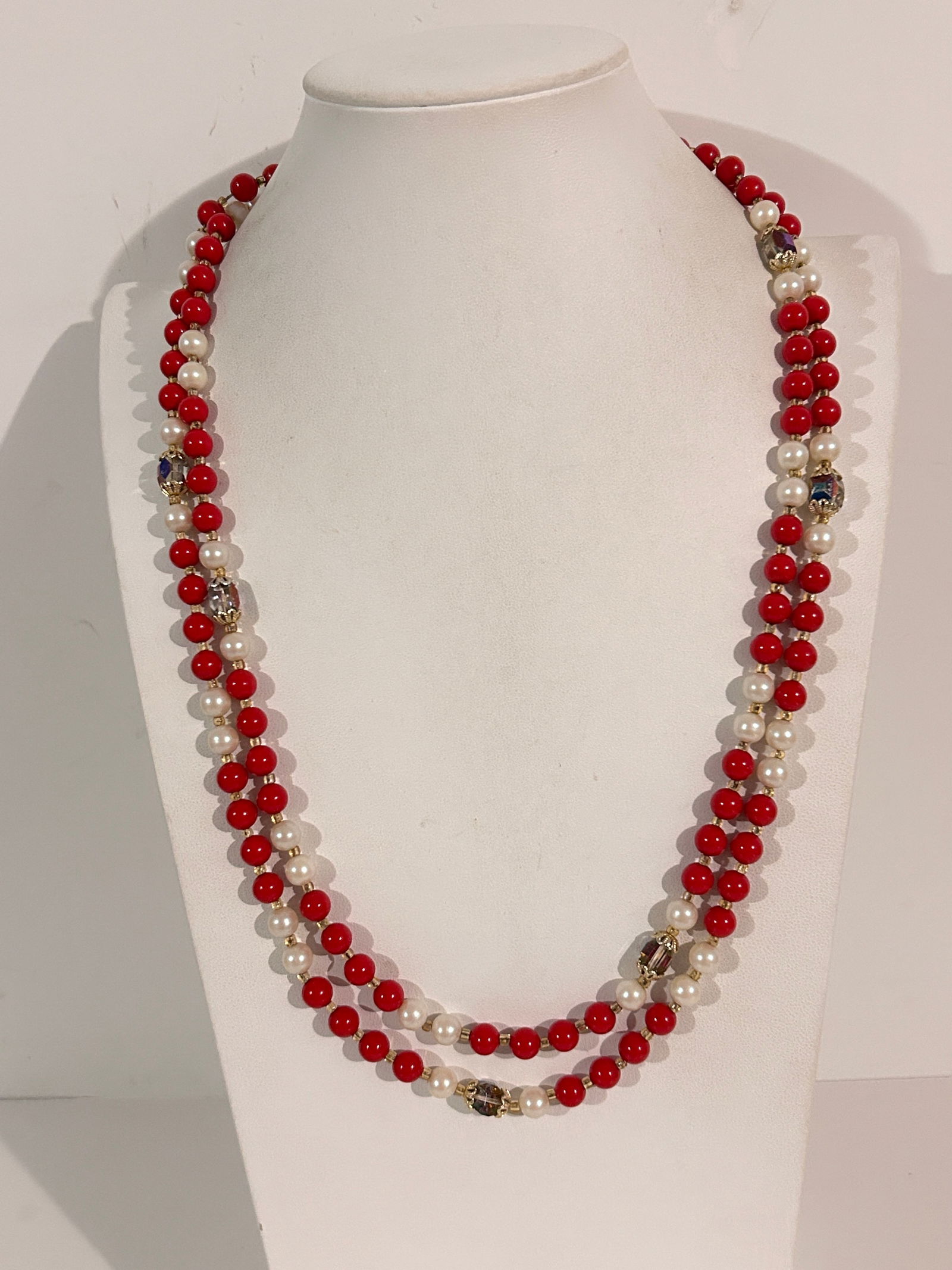 Vintage Red White beaded Necklace Sz 56" (1 of 4)